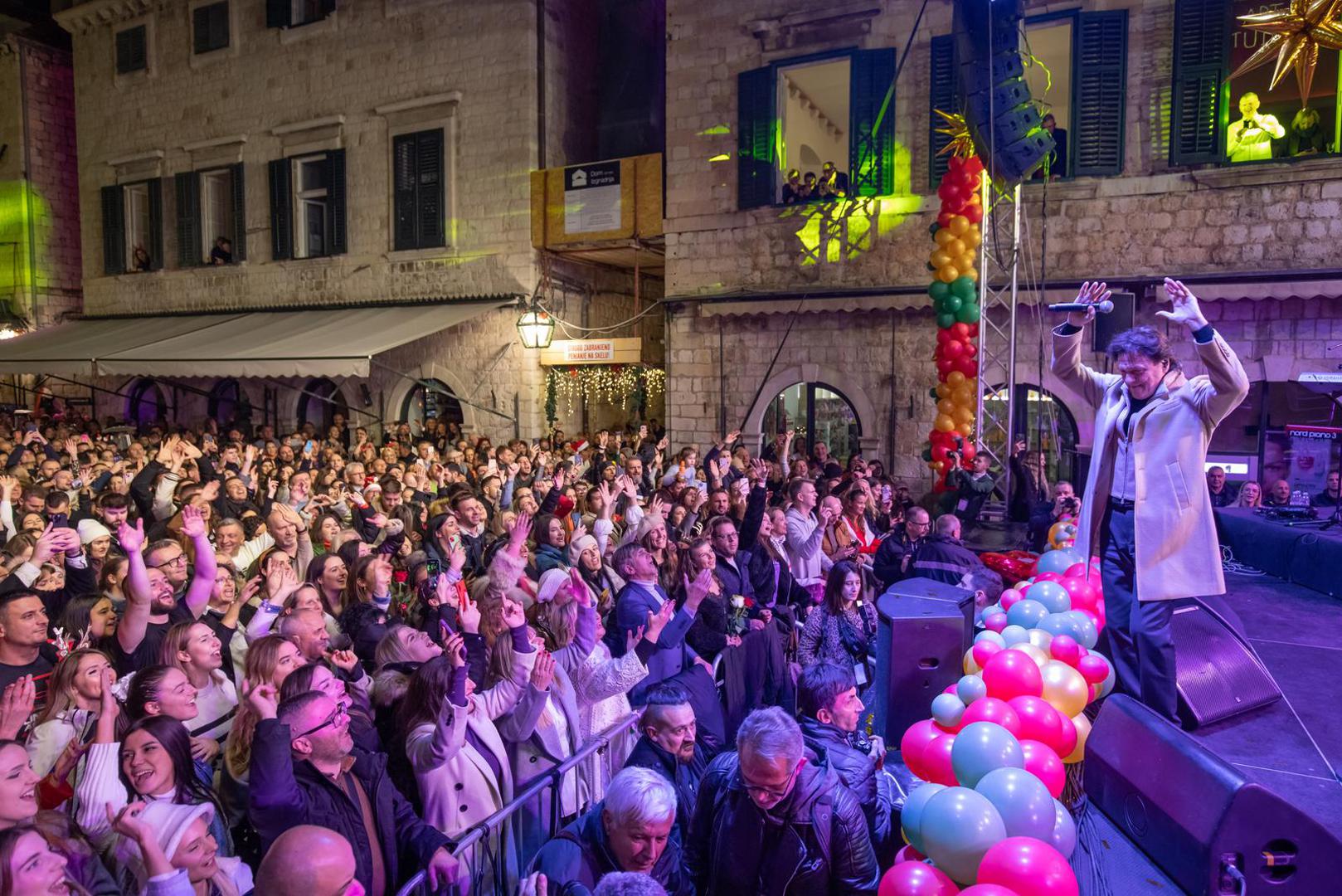 Dubrovčani i gosti na Stradunu su Novu dočekali uz hitove Zdravka Čolića