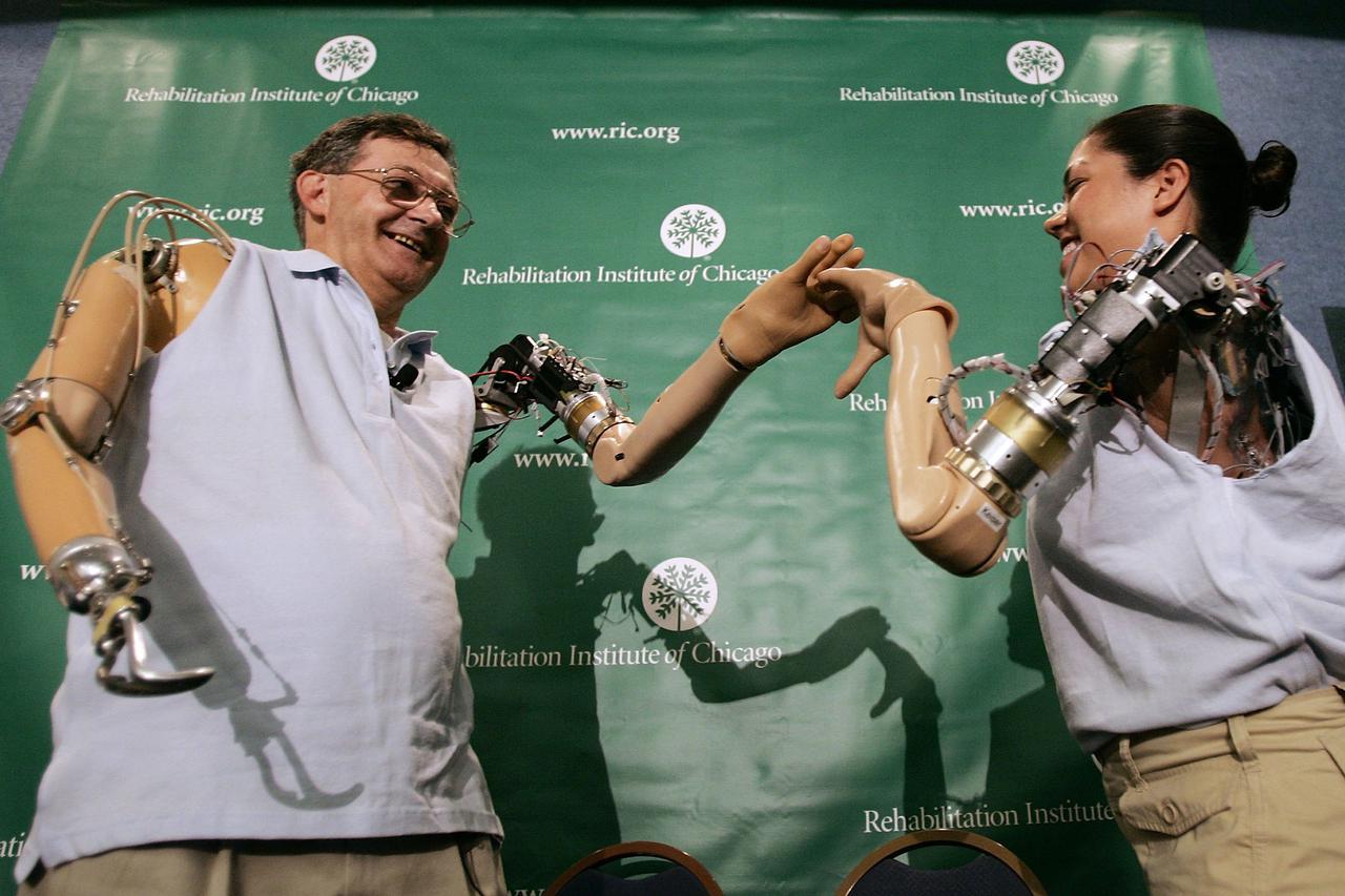 WASHINGTON - SEPTEMBER 14:  Claudia Mitchell (R) and Jesse Sullivan (L) 