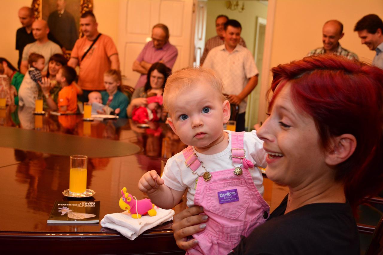 Gradonačelnik Neferović darivao je bebe rođene u listopadu prošle godine