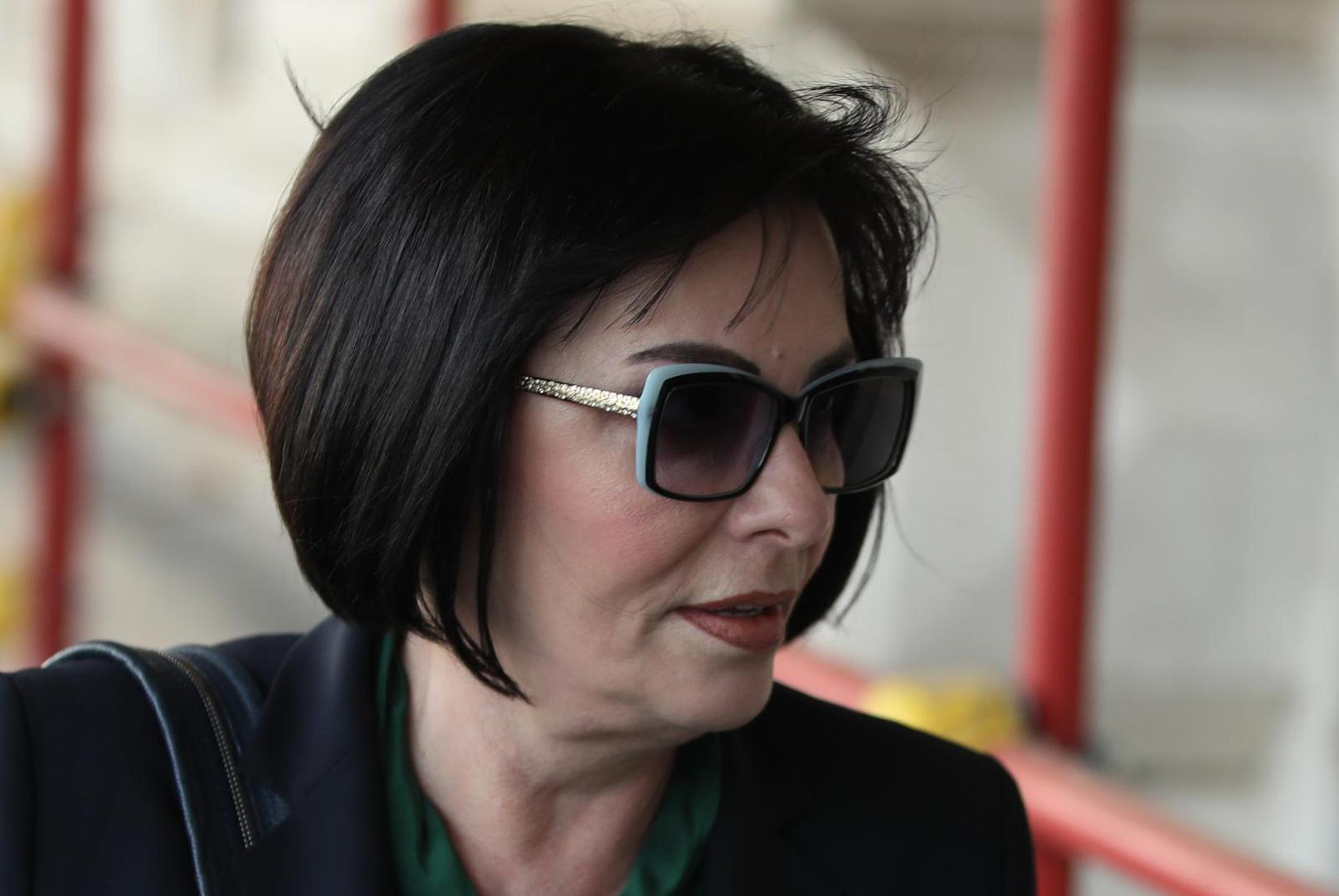 Otprilike u vrijeme kad je diplomirala, pojavljuje se i u SDP-u. Ubrzo je postala SDP-ova zvijezda u usponu.