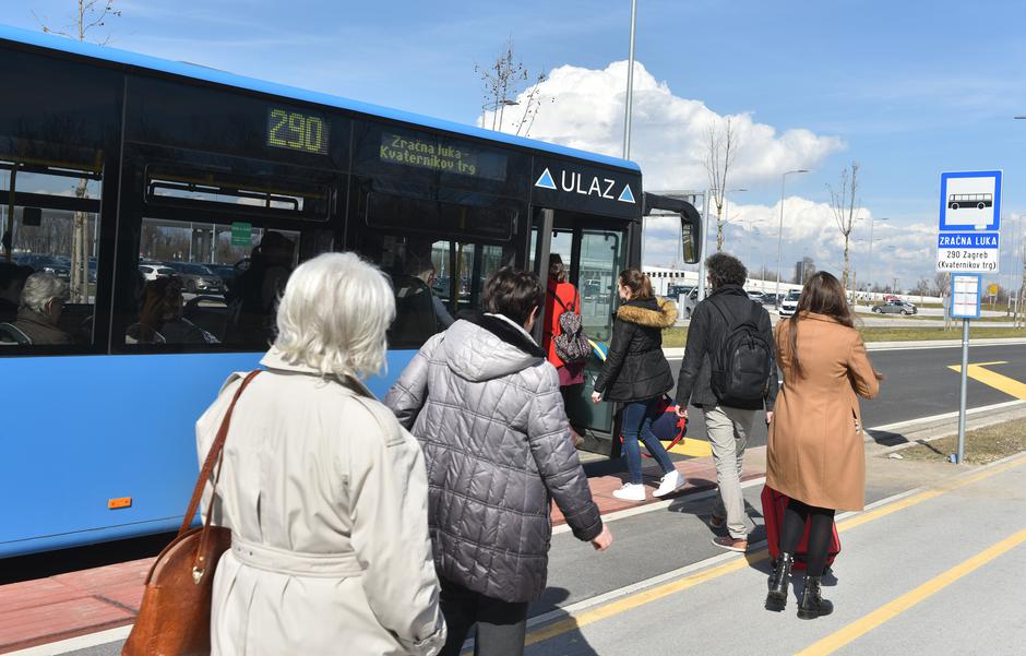Autobusna linija 290 prometuje između zračne luke i Kvaternikovog trga