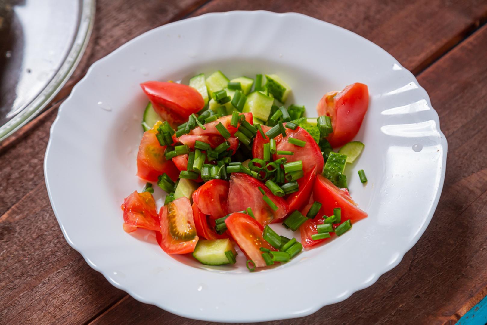 Salata od rajčice, luka i krastavaca: Gotovo da nije bilo ljetnog ručka bez velike zdjele salate od rajčice, luka i krastavaca. Povrće se rezalo na krupnije komade, začinilo solju, uljem i octom, a na dnu zdjele ostajao je sok u koji se umakao kruh. Ta jednostavna salata često je bila jednako važna kao i glavno jelo.