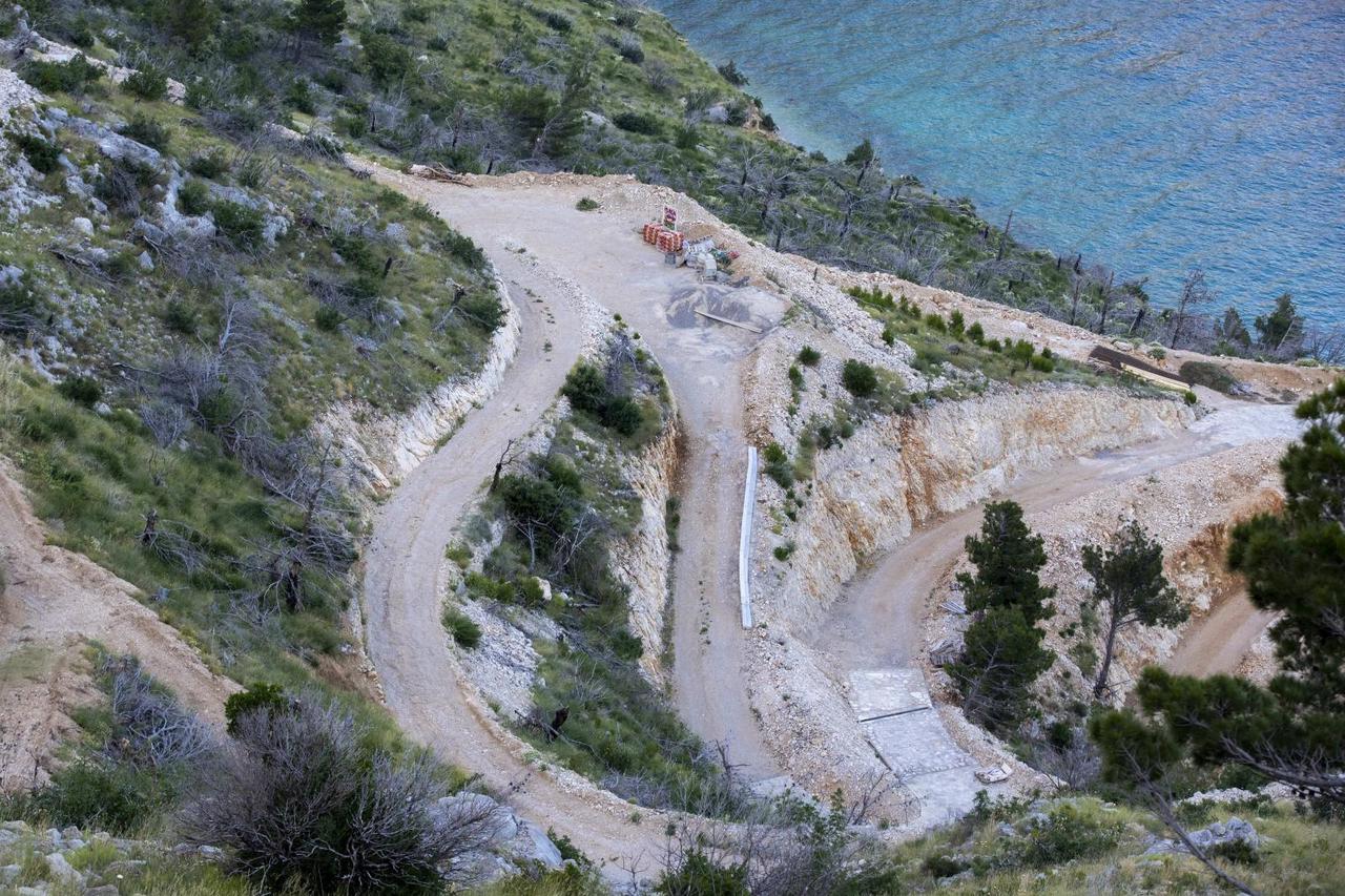 Zadvarje: Poduzetnik Stipe Latkovic nastavlja s devastacijom Vruje