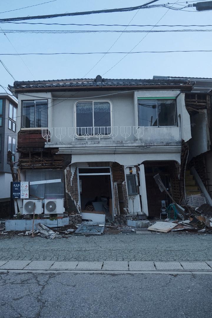A view of damage to a building following an earthquake, in Nanao, Ishikawa prefecture, Japan January 2, 2024 in this picture obtained from social media.  instagram@hiro_coffee_outdoor/via REUTERS  THIS IMAGE HAS BEEN SUPPLIED BY A THIRD PARTY. MANDATORY CREDIT. NO RESALES. NO ARCHIVES. Photo: INSTAGRAM@HIRO_COFFEE_OUTDOOR/REUTERS