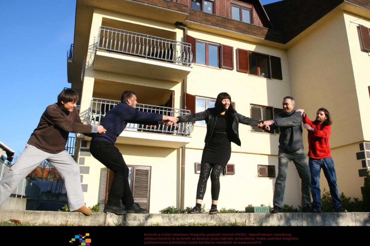 '23.01.2011.,Zagreb - Ljudi koji se osobno neznaju unajmili su kucu na adresi IX. Bukovacki ogranak 23 i zapoceli zajednicki zivot. Nakon pola godine sto je pokrenut projekt zajednickog zivota kuca se