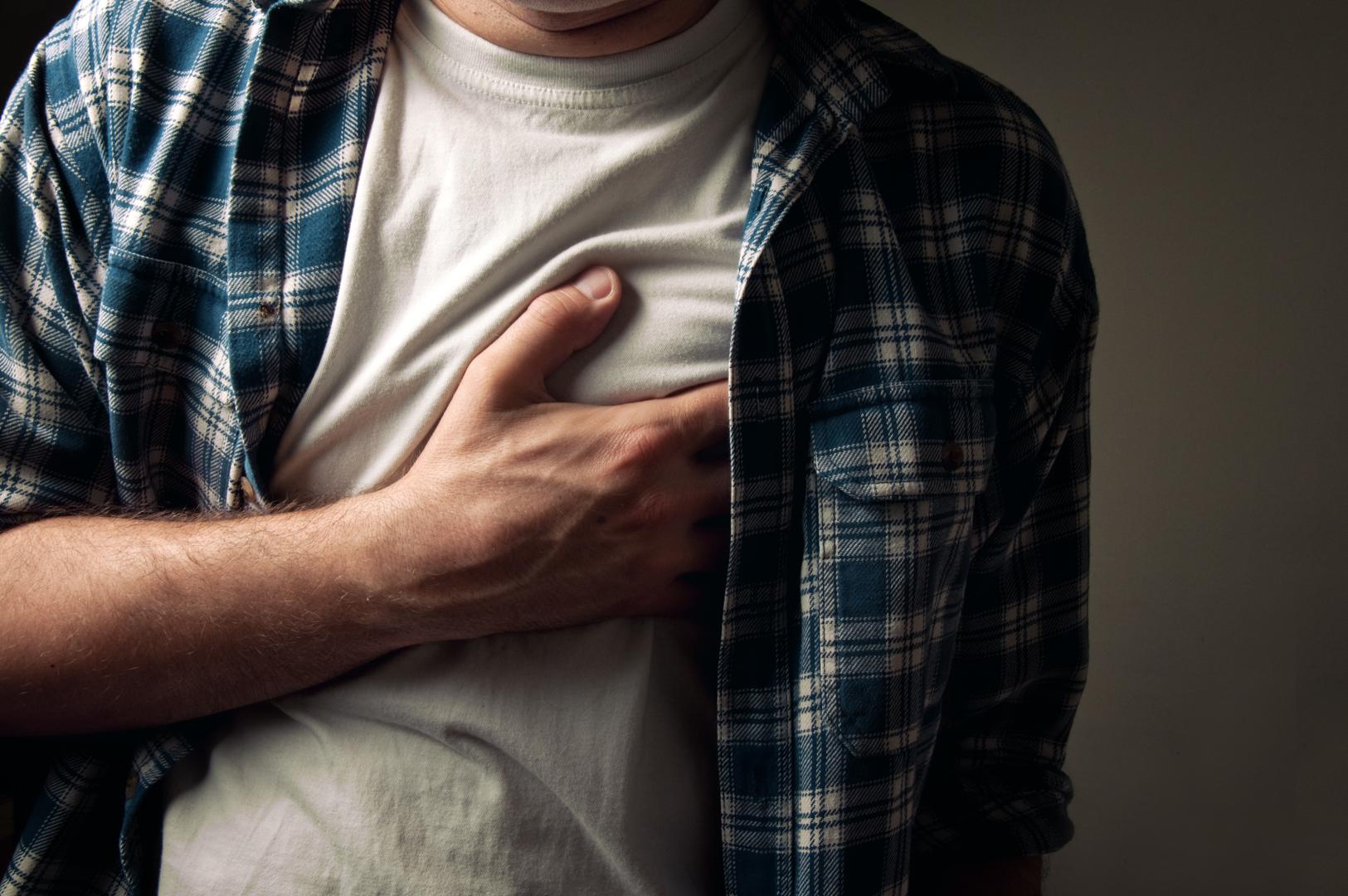 3. Bol u prsima - Svaka iznenadna bol u prsima trebala bi se shvatiti ozbiljno. Uzroci mogu biti brojni, a svakako potražite pomoć ako su bol i pritisak jaki i traju duže od 15 minuta, ako se bol širi u ruke, leđa ili vilicu te ako su popratni simptomi gubitak daha, nesvjestica, znojenje i iskašljavanje krvi.  