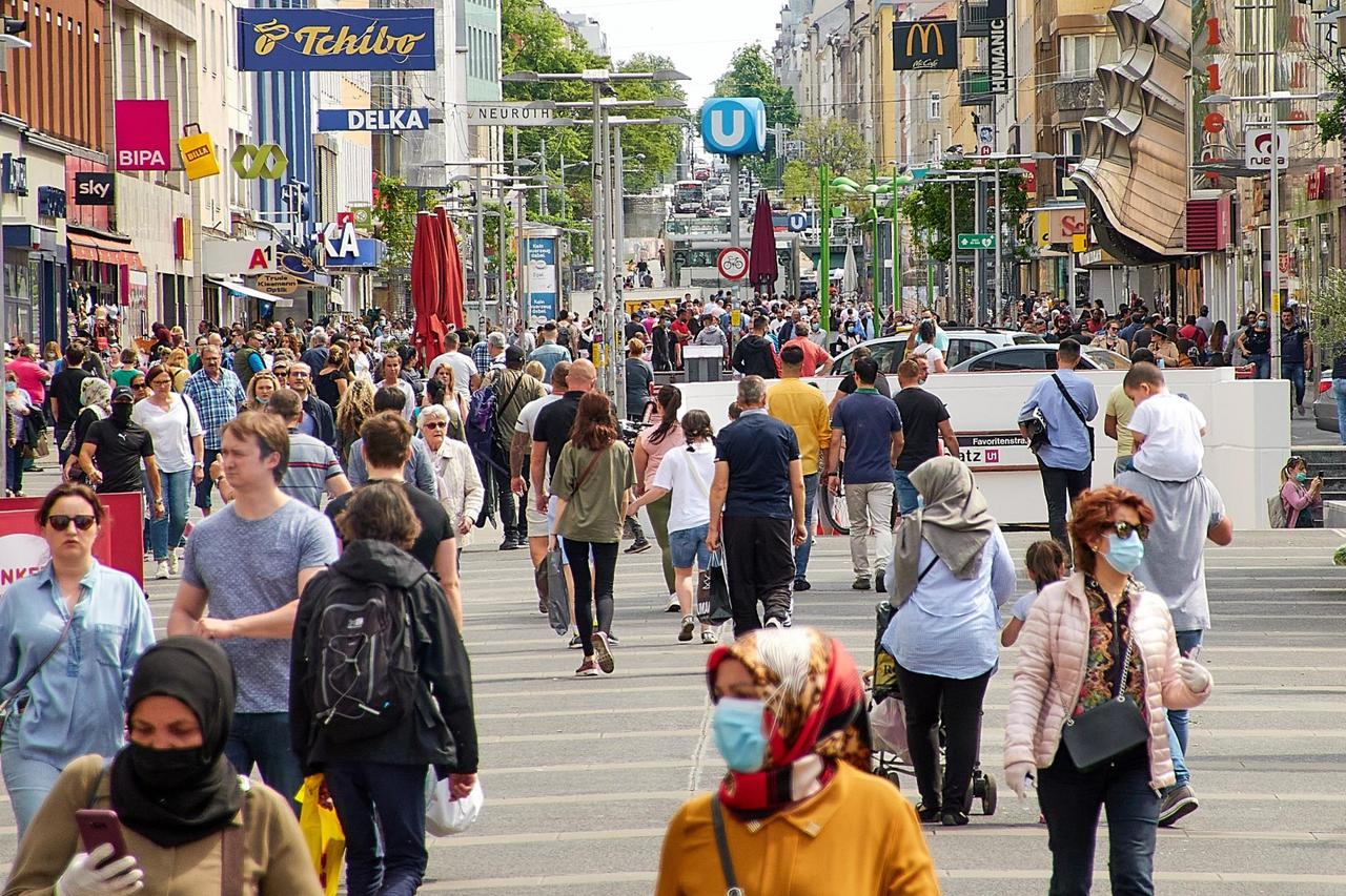 AUSTRIA-VIENNA-COVID-19-SHOPPING