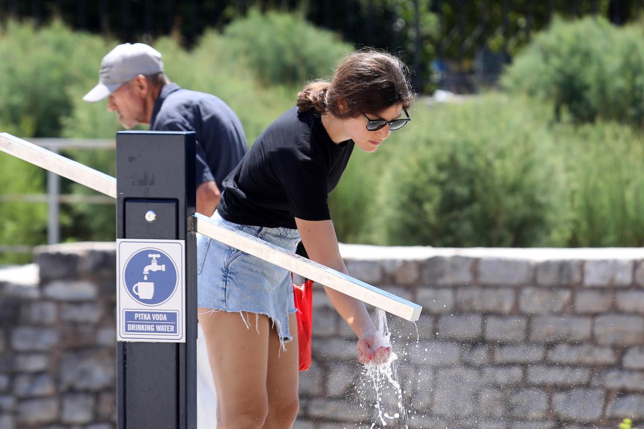 Šibenik: Građani se pokušavaju rashladiti od vrućine na razne načine