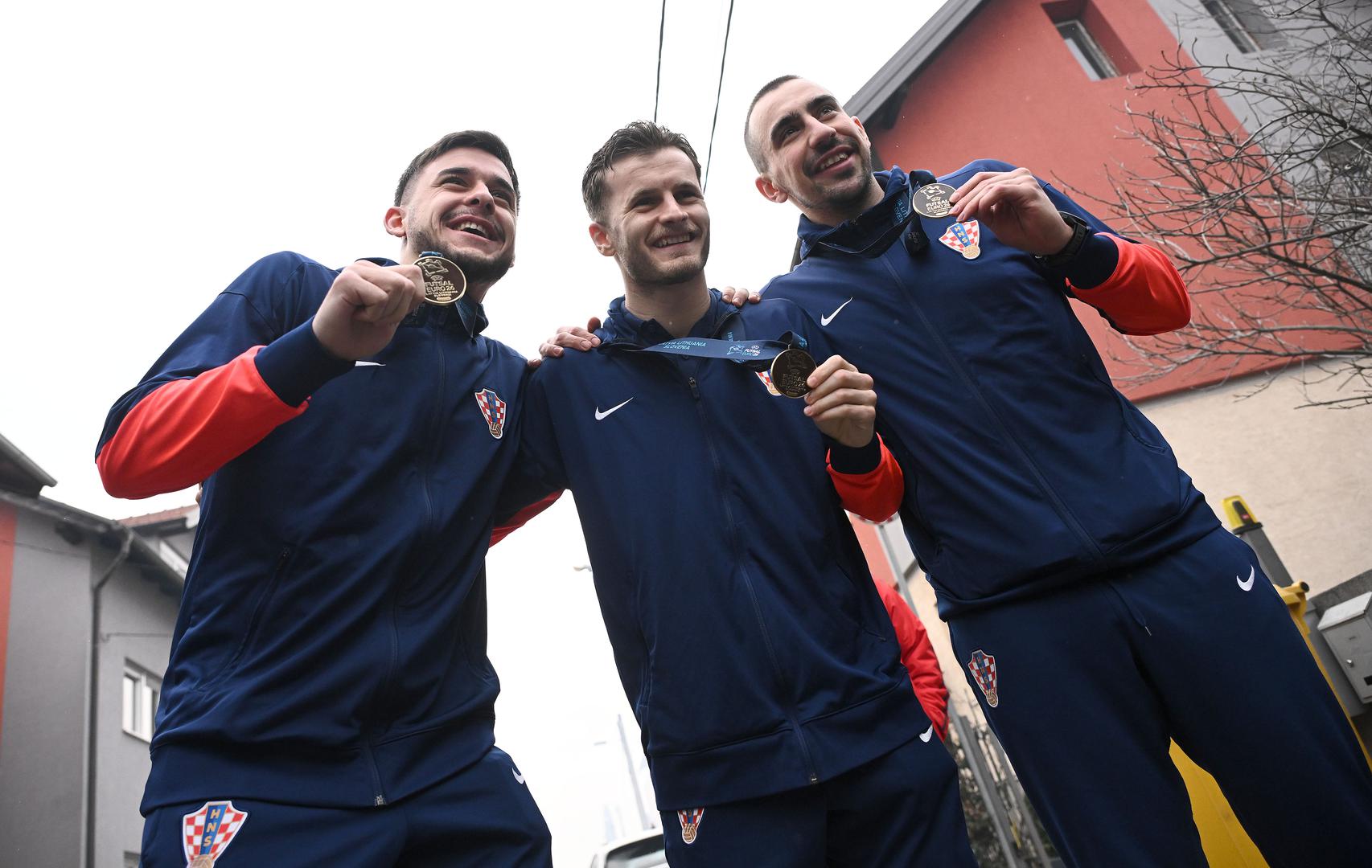 Premijer je pri tome obećao da će svaki od igrača, izbornik i svi pomoćnici u trenerskom stožeru dobiti po 3000 eura nagrade.