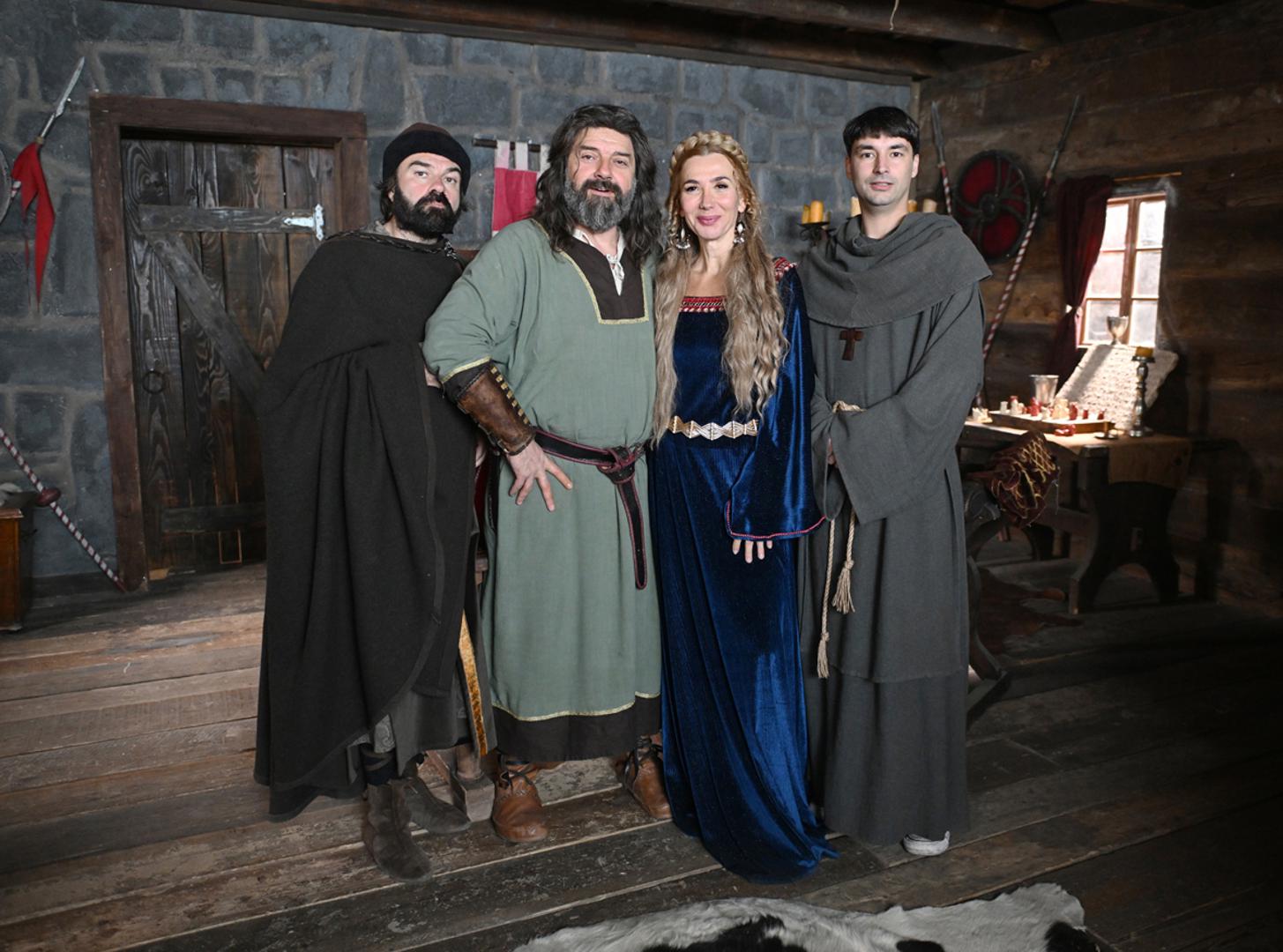 Ecija Ojdanić koja i u petoj sezoni glumu kneginju Anušu rekla je kako je posebnost serije upravo u tome što se čini kao da se događa danas, iako je radnja smještena u 11. stoljeće. „Tu je i ono što svi znamo, a to je da, nažalost, povijest nije učiteljica života. „ rekla je.