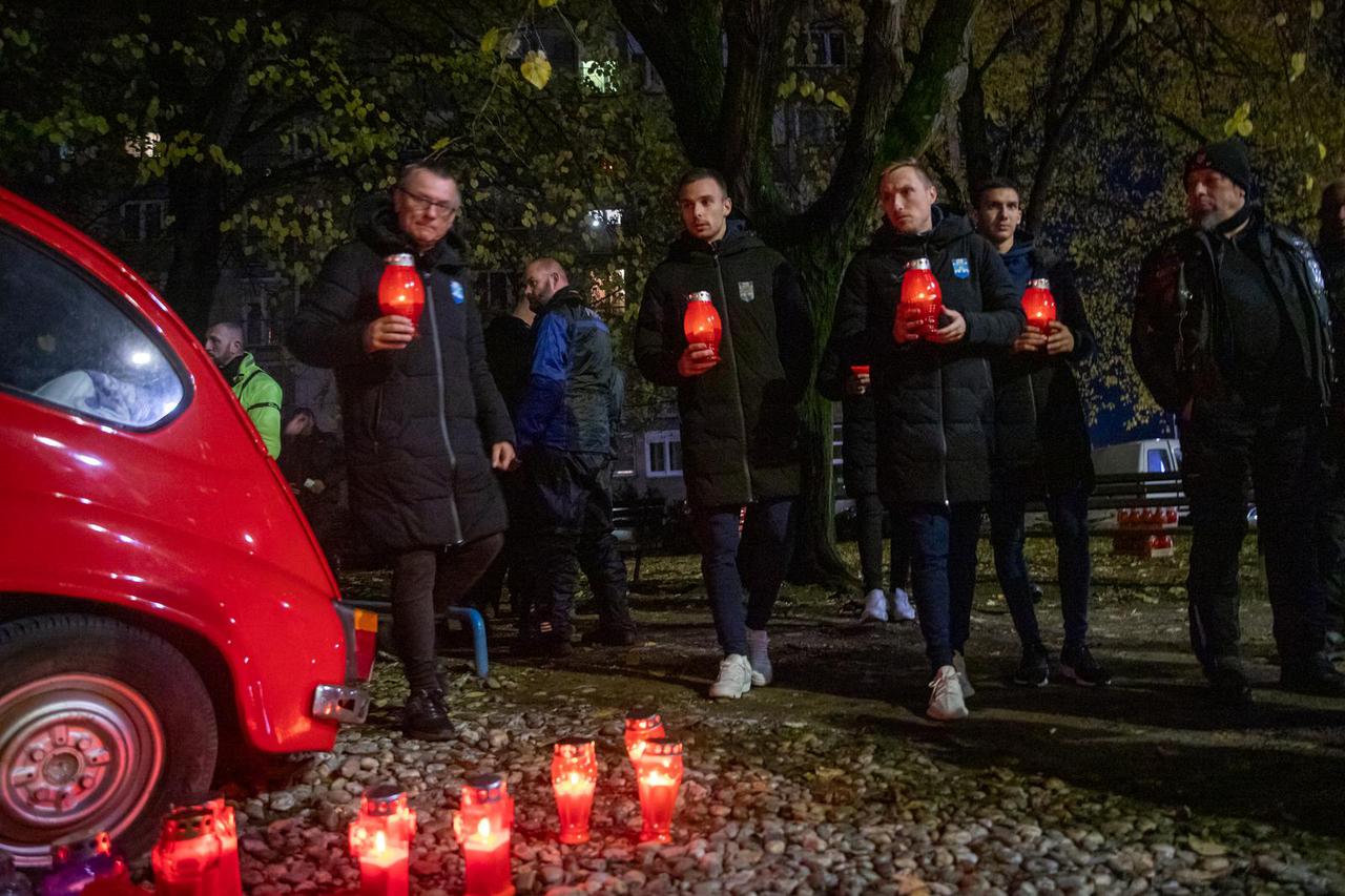 Osijek: Igrači NK Osijek kod Crvenog fiće na Vukovarskoj ulici zapalili su svijeće