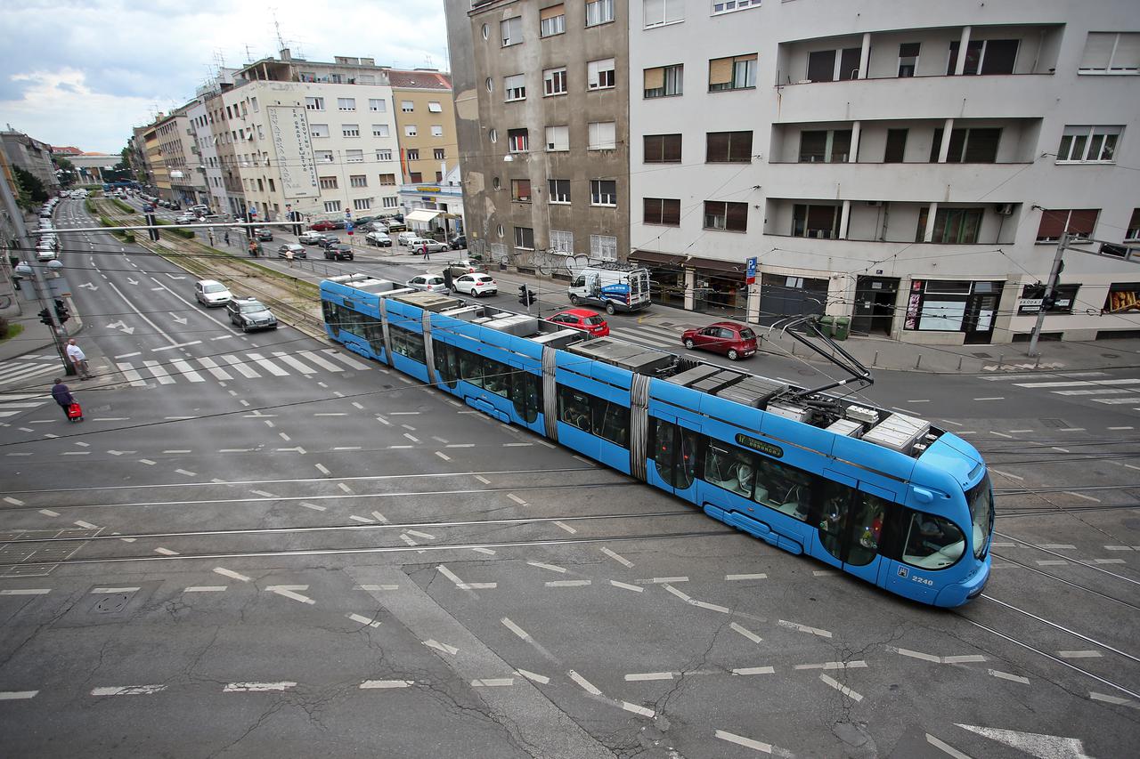 17.06.2014., Zagreb - Stanari zgrada na krizanju Subiceve i Zvonimirove zale se na buku i vibracije koje proizvode tramvaji. Photo: Igor Kralj/PIXSELL