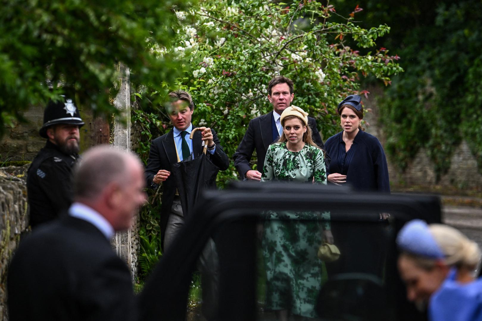 Obredu su prisustvovale i princeze Eugenie i Beatrice i njihovi supruzi Jack Brooksbank i Edoardo Mapelli Mozzi.