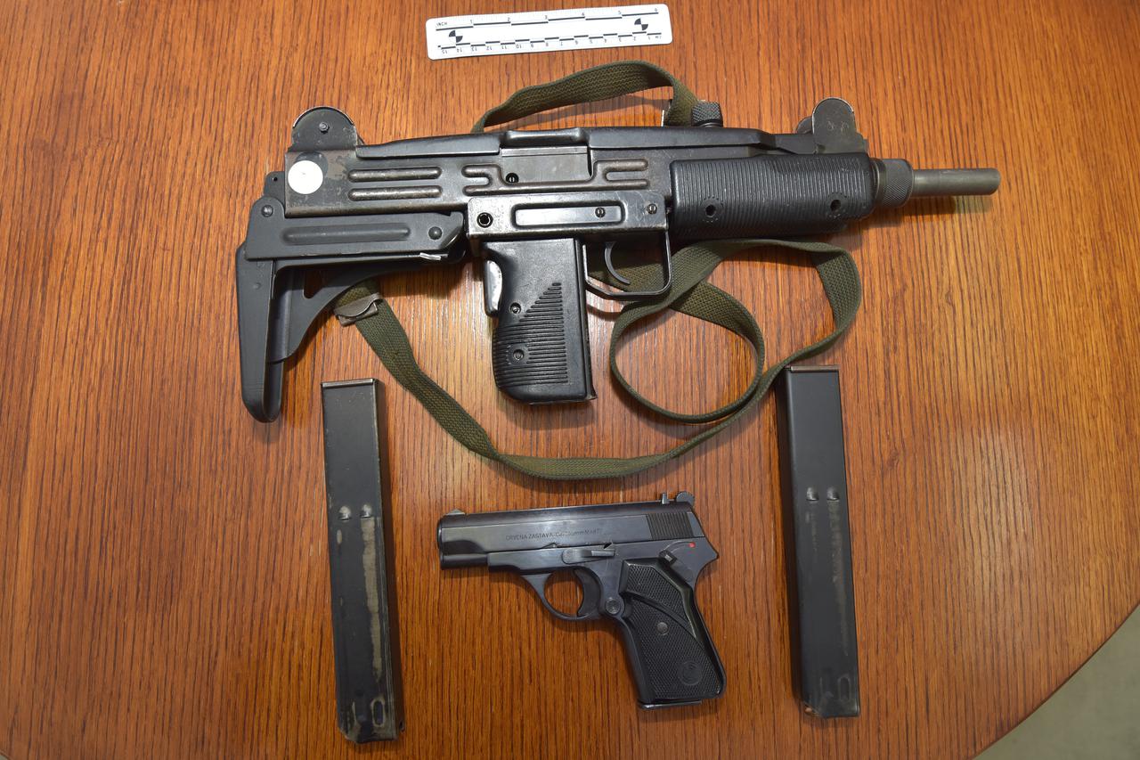 Zadar: Policijski djelatnici PU zadarske zaplijenili 232 grama kokaina, strojnicu Uzi i pištolj CZ