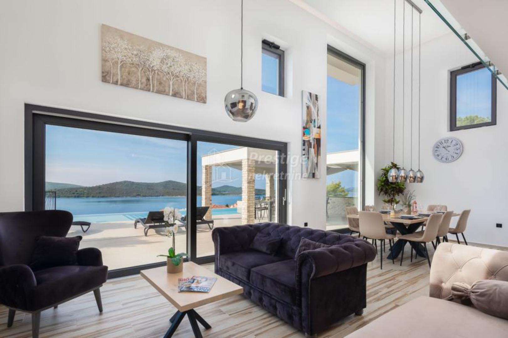 Dodatni sadržaji uključuju popločanu terasu oko bazena, dječje igralište, potpuno ograđeno sportsko igralište s umjetnom travom te šest uređenih parkirnih mjesta. 