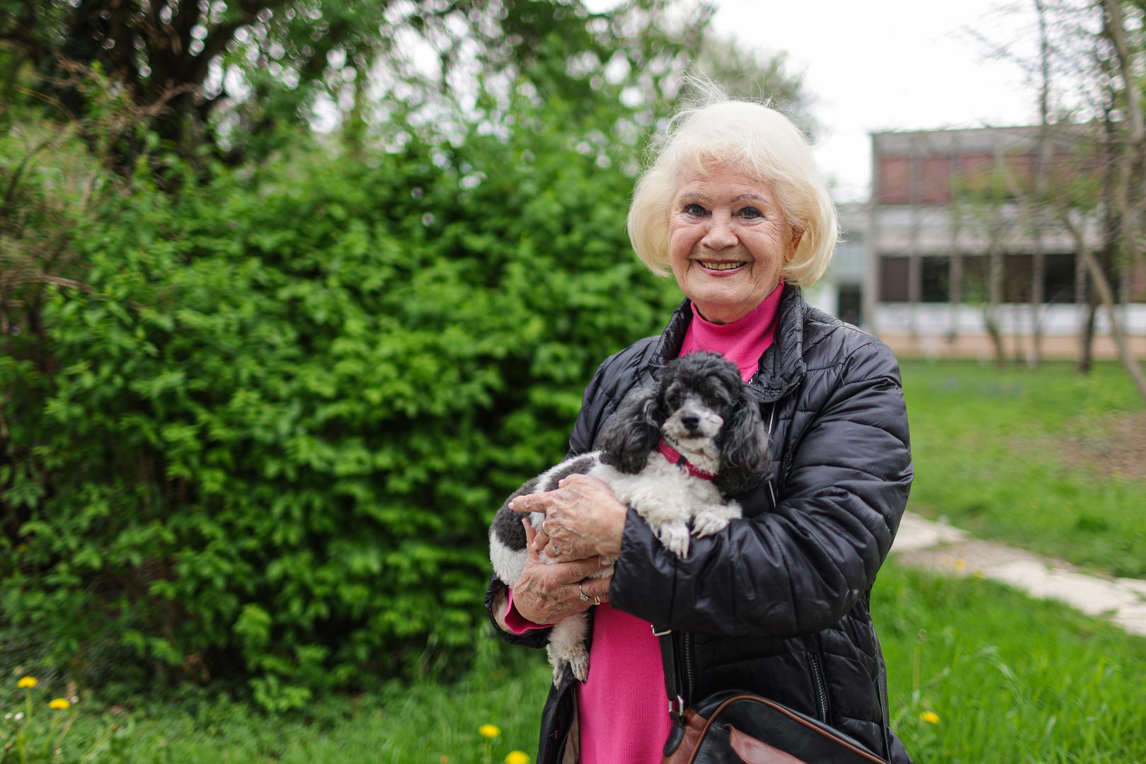 Već tijekom studija na Muzičkoj akademiji debitirala je na sceni HNK-a, etablirajući se kao operna pjevačica s lirsko-koloraturnim glasom. 