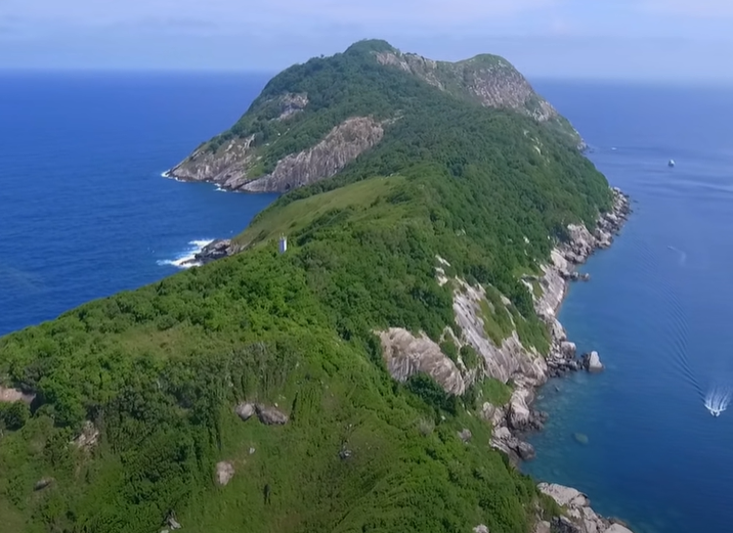Ilha da Queimada Grande, Brazil - Poznat kao "Zmijski otok", ovaj brazilski otok vrvi tisućama zlatnih kopljastih otrovnica. Legenda kaže da na svakom četvornom metru obitava pet ovih smrtonosnih gmazova. Nekad dom usamljenom čuvaru svjetionika, danas je pod strogom zabranom pristupa civilima.