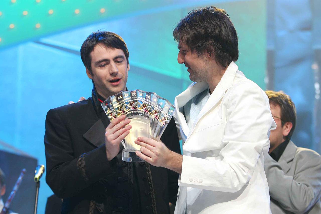 ARHIVA - Boris Novković s pjesmom 'Vukovi umiru sami' pobijedio na Dori 2005.