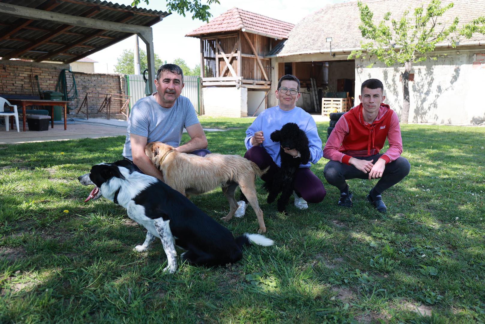 Obitelj Janović u Marincima je stvorila uvjete za “hotelsku” brigu o 20 pasa.

