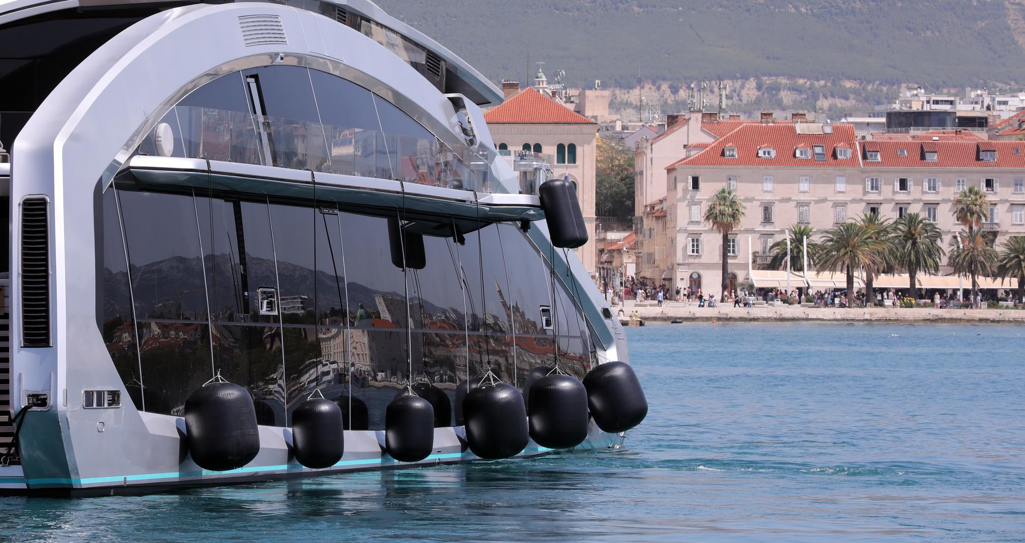 Jahta je isporučena 2024. godine iz renomiranog talijanskog brodogradilišta Tecnomar, a za dizajn interijera zaslužan je tim iz The Italian Sea Group. 