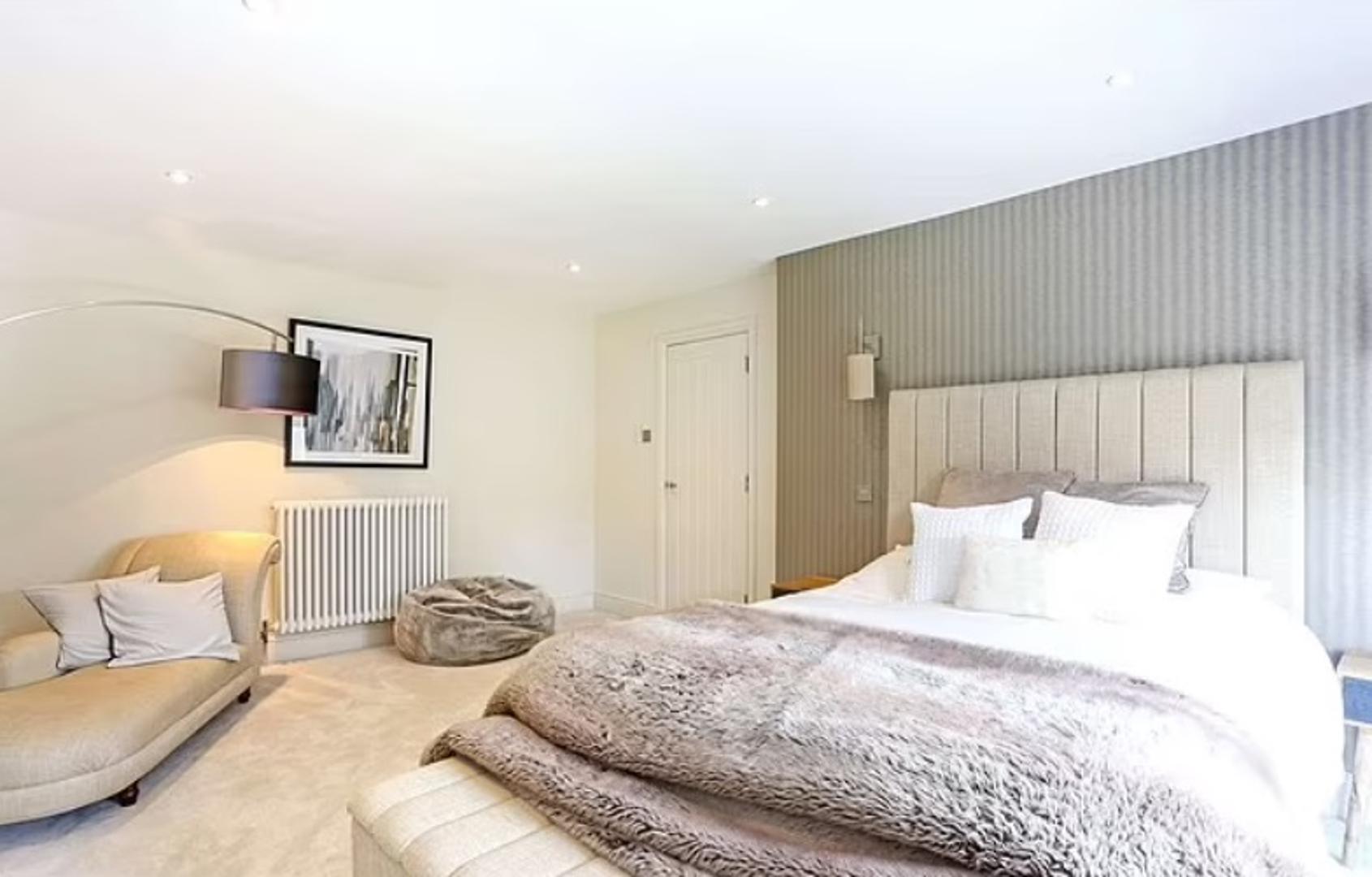 Iako je Littler još mlad i planira s vremenom širiti svoje profesionalne horizonte, nada se da će njegovi roditelji ostati u tom domu dugo u budućnosti. 