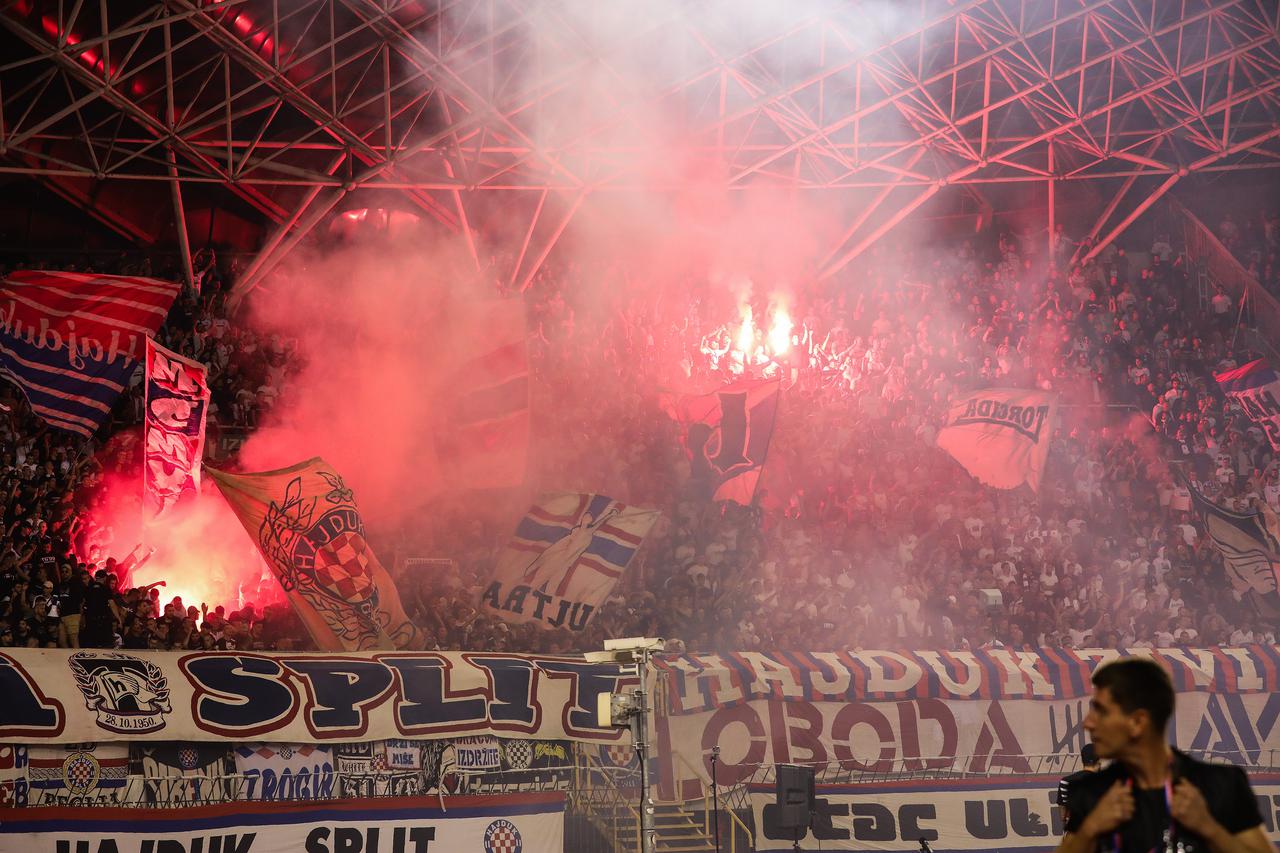 Zbog bakljade prekinuta utakmica između Hajduka i Ajaxa