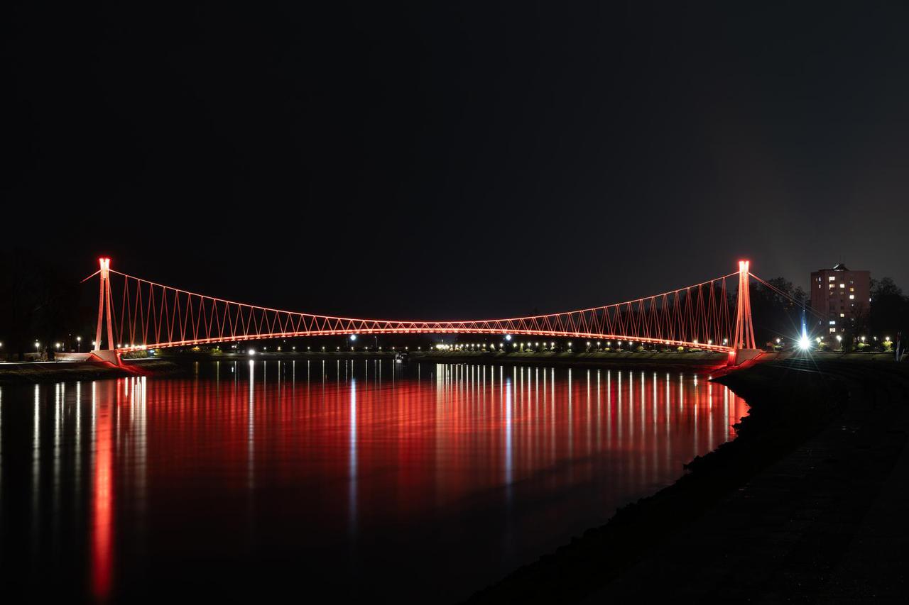 Osijek: Pješački most osvijetljen narančastom bojom povodom Međunarodnog dana borbe protiv nasilja nad ženama