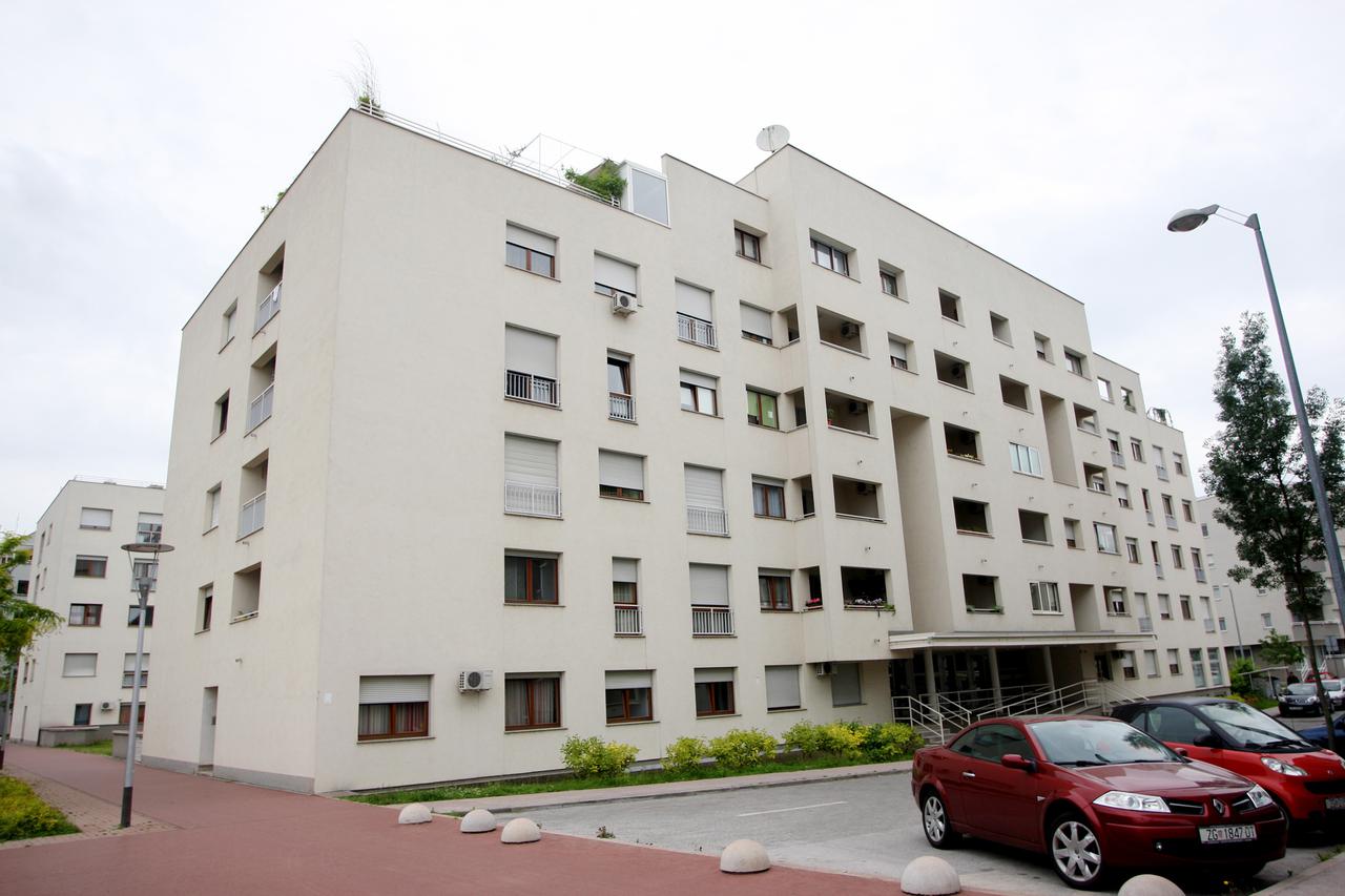 23.05.2013, Zagreb - U dvije stambene zgrade u Palinoveckoj ulici sa kucnim brojevima 19 I,J,K,L, na Vrbanima 3, voda i dalje nije za pice, te stanari moraju sami  zamjeniti cijevi u svom trosku. Neki stanari uspjeli su promjeniti cijevi, a oni slabijeg i