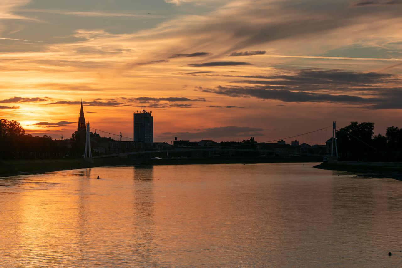 Osijek obojan bojama zalaska sunca