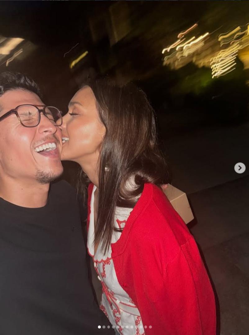 Par su prvi put primijetili zajedno u javnosti u Londonu u svibnju 2025., kada su je paparazzi fotografirali kako ga ljubi, baš nakon što se počela pričati o njezinoj romansi nakon razvoda od Casha Warrena.