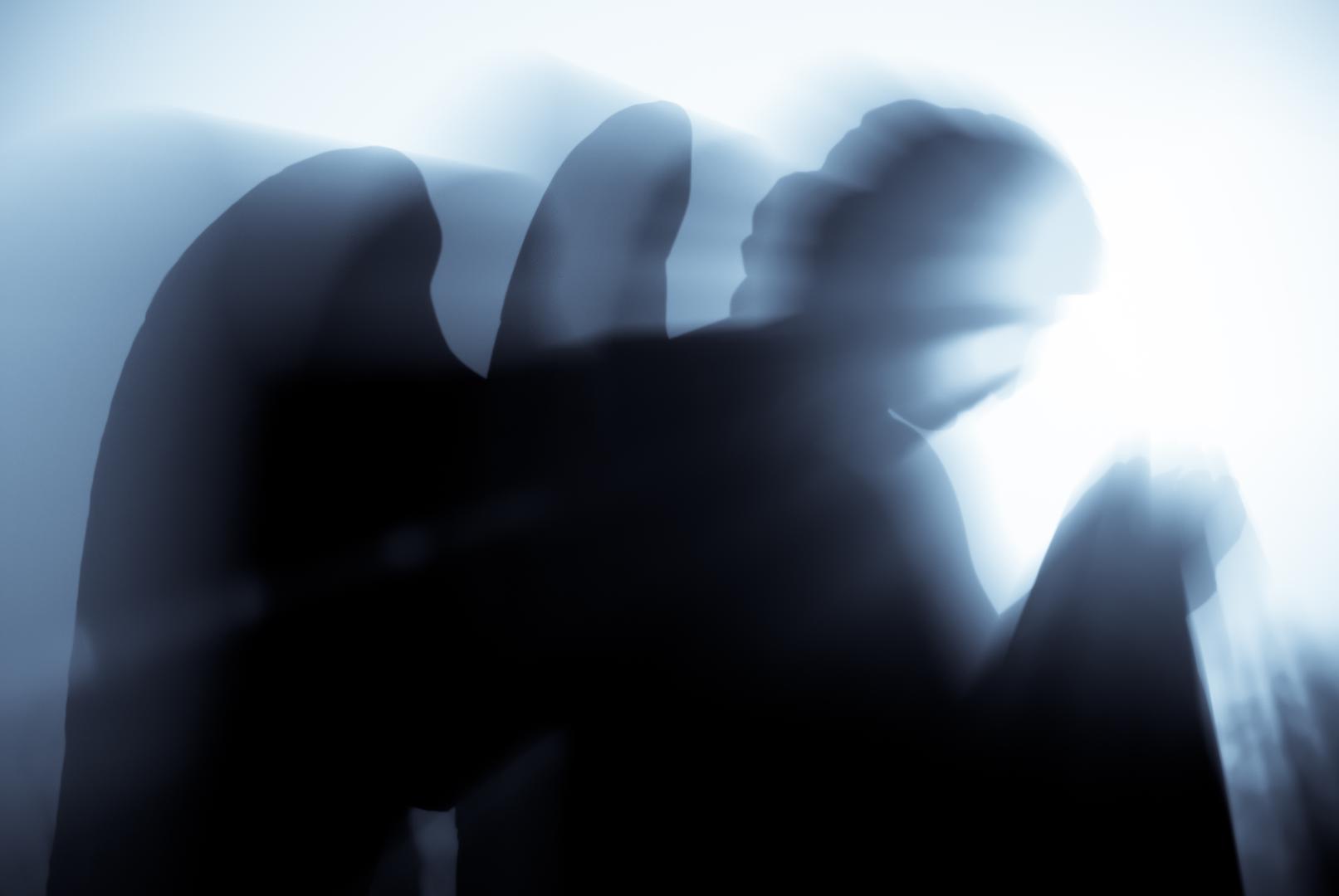 Lav: Arkanđeo Raziel - Raziel, "Božja tajna", anđeo je misterija, duhovnih uvida i božanskog znanja. Osnažuje karizmatične Lavove, pomažući im otključati kreativni potencijal, razumjeti duhovne ideje i zasjati svojim unutarnjim svjetlom. Potiče ih da koriste svoje talente za više dobro. 