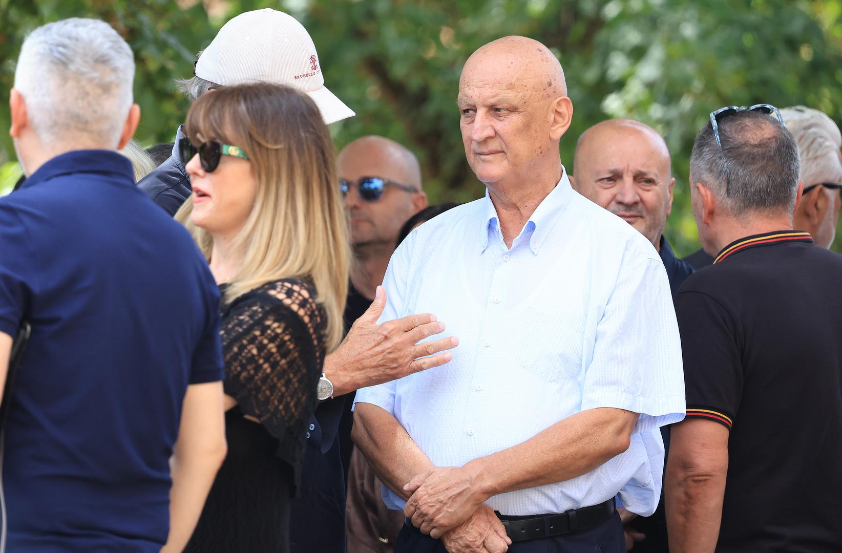 Na posljednji ispraćaj stigao je i umirovljeni general Ljubo Ćesić Rojs. 