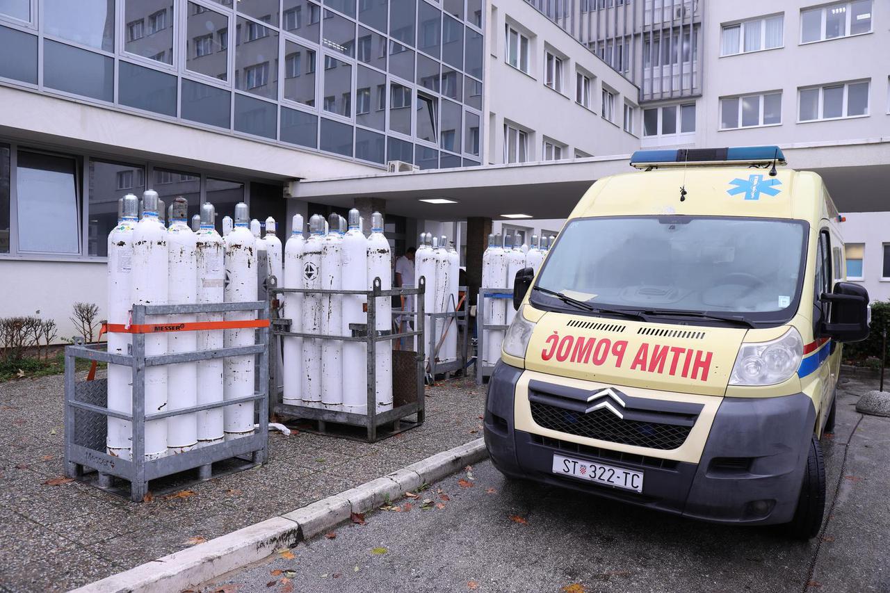 Boce s kisikom ispred KBC-a Split - Križine