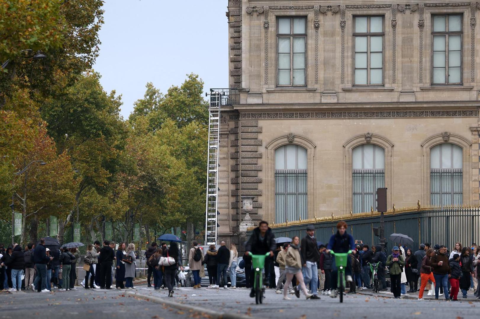Nuñez, bivši šef pariške policije koji je tek imenovan ministrom unutarnjih poslova, rekao je da se "nada" da će počinitelji, koji su pobjegli na skuterima, biti uhićeni "vrlo brzo".