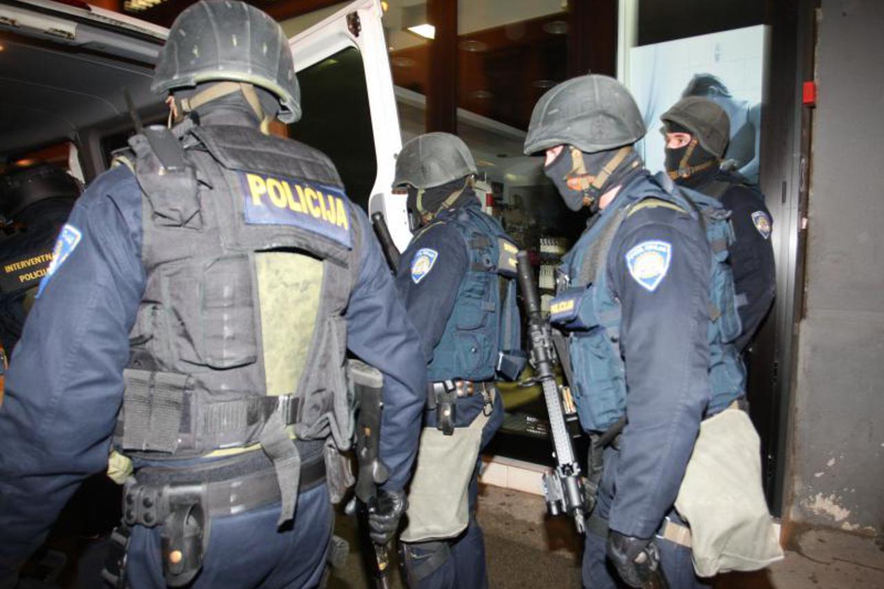 talačka kriza, napao policajca, specijalci (1)