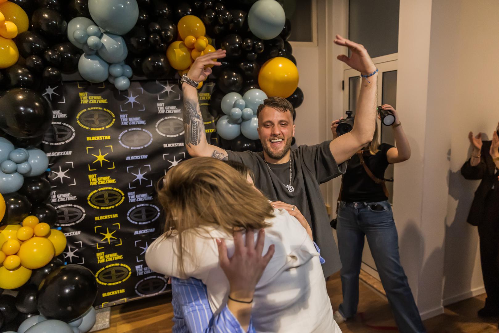 Mislim da Split i mladi talenti iz okolice zaslužuju prostor i uvjete u kojima mogu raditi i razvijati se bez da prolaze sve ono kroz što smo mi morali na početku. Želja mi je okupiti dobar tim ljudi, prenijeti im iskustvo i olakšati im put da se mogu fokusirati na glazbu, a ne na prepreke. Ako u tome uspijem pomoći, to mi je najveći uspjeh”, rekao je.