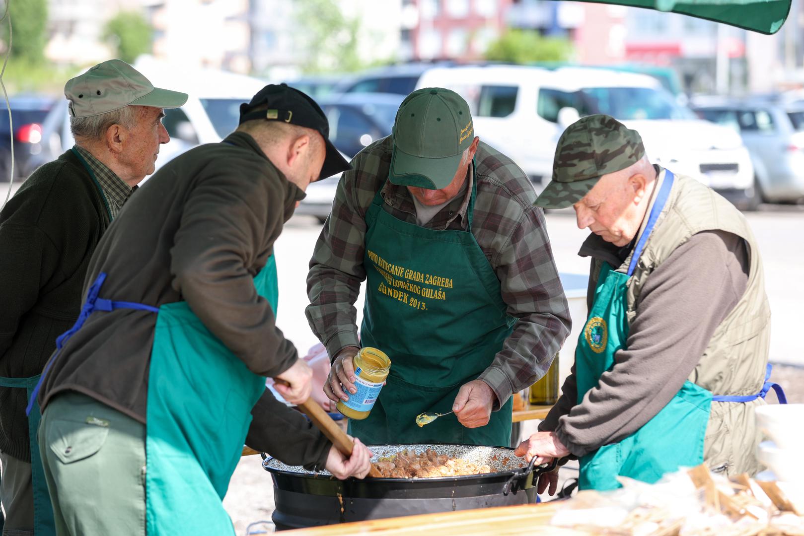 27.04.2025., Sesvete - Udruga Zelene i plave Sesvete i Cisteci medvjedici u akciji ciscenja smeca u sklopu projekta Rezolucija Zemlja 2025. Akciji ciscenja se prikljucio i gradolnacelnik Tomislav Tomasevic. Photo: Igor Kralj/PIXSELL