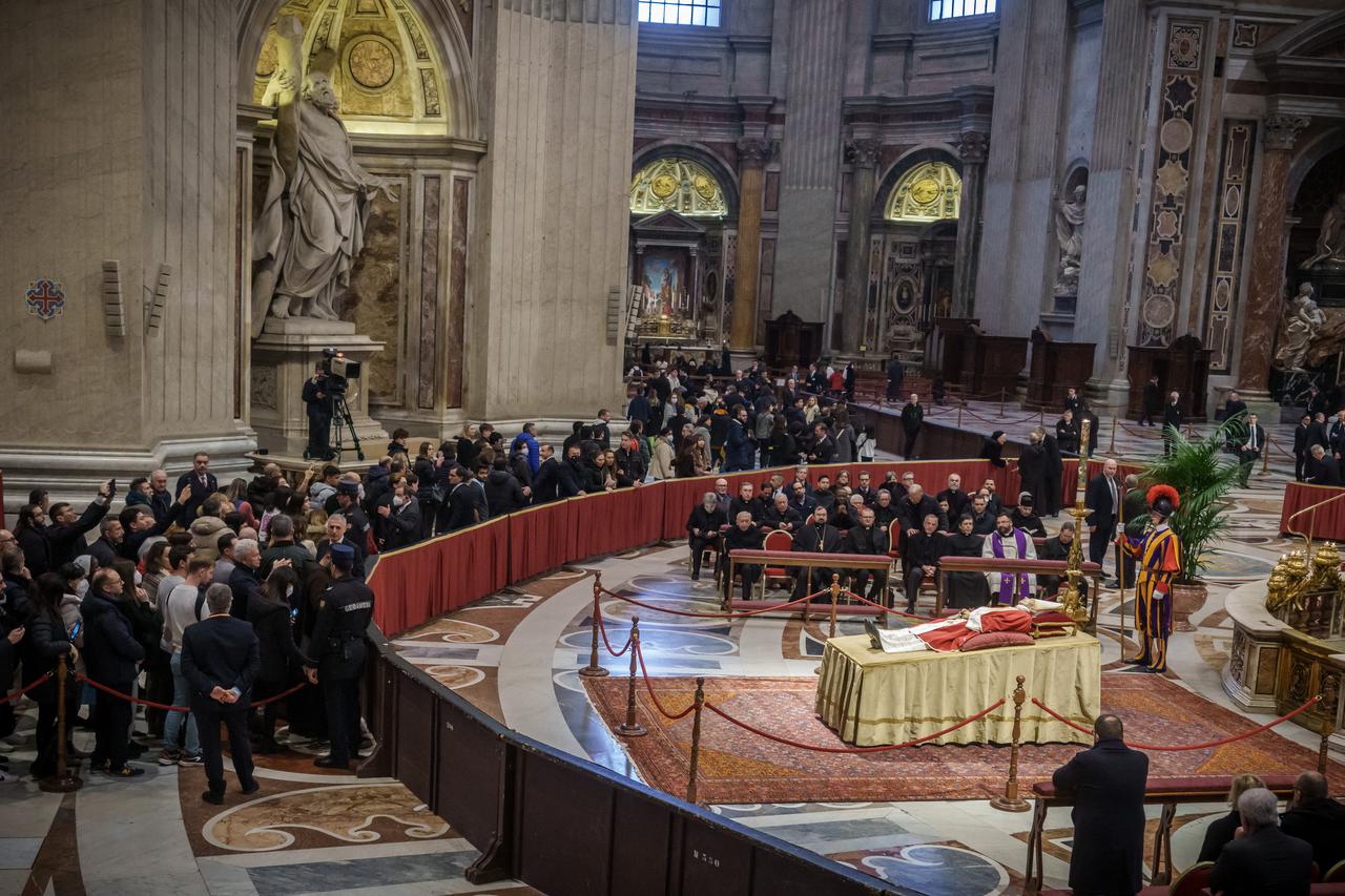 Pope Emeritus Benedict XVI died - laying in state