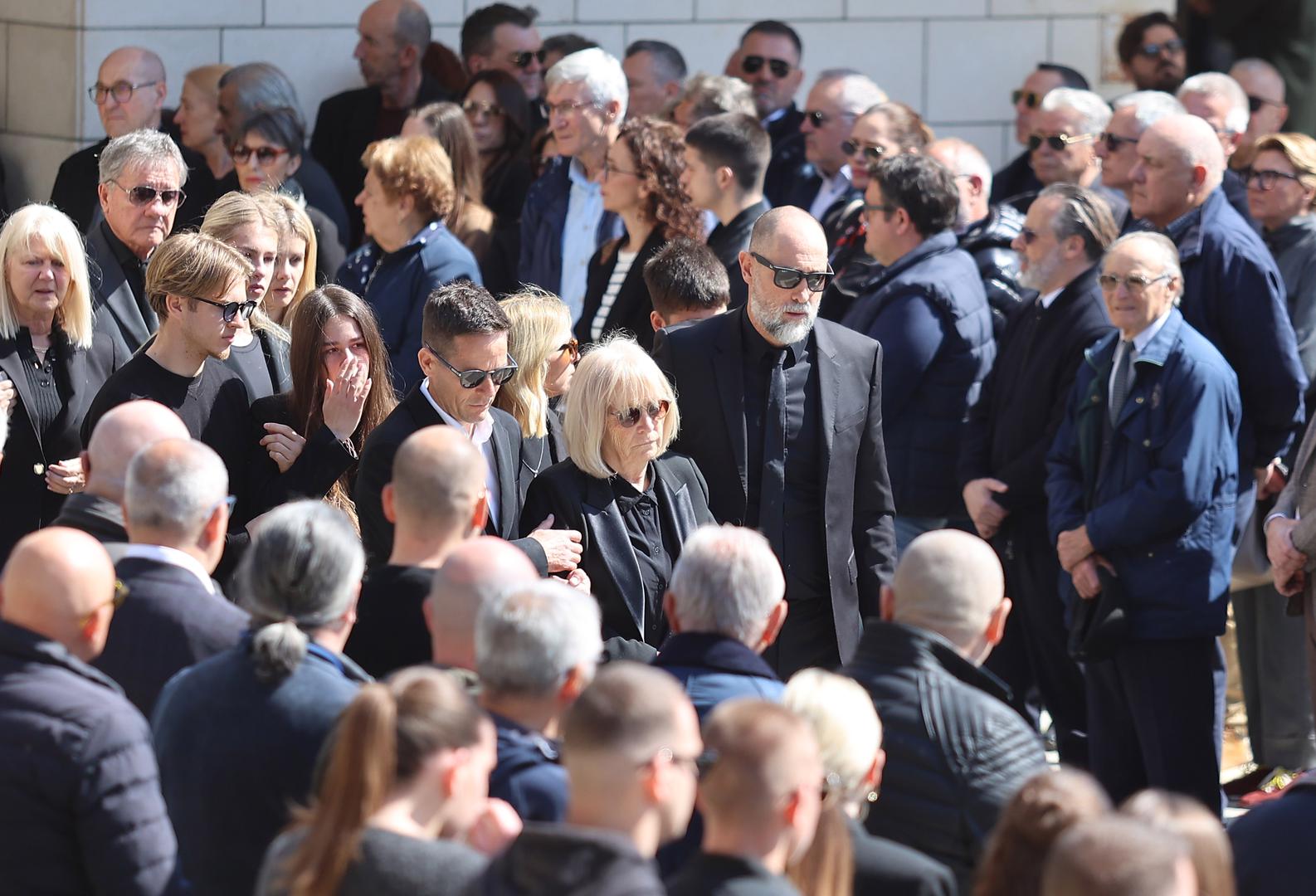 Mario Tudor, otac trenera Tottenhama i bivšega hrvatskog reprezentativca, preminuo je prošli vikend u 74. godini. Na groblju Lovrinac ispratili su ga na vječni počinak. Stigli su i predsjednik Hajduka Ivan Bilić i sportski direktor Goran Vučević
