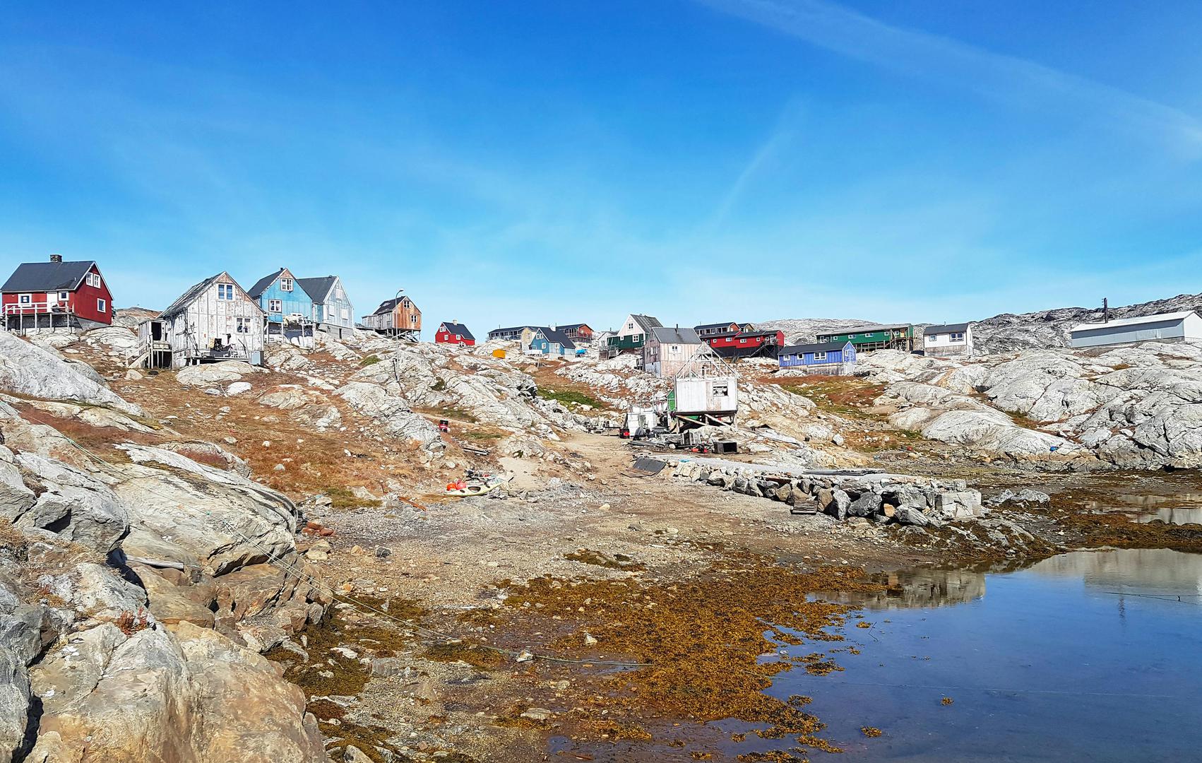 Najčešće pitanje koje se postavlja jest zašto se zemlja prekrivena ledom zove "Zelena zemlja". Odgovor leži u vještoj marketinškoj kampanji iz 10. stoljeća. Vikinški istraživač Erik Crveni, prognan s Islanda zbog ubojstva, stigao je do južnih obala otoka koje su ga, tijekom kratkog i toplog ljeta, dočekale zelenim pašnjacima. U nadi da će privući nove doseljenike, nazvao ga je Grenland, stvarajući privlačnu sliku koja je uspjela namamiti stotine Islanđana da mu se pridruže. 