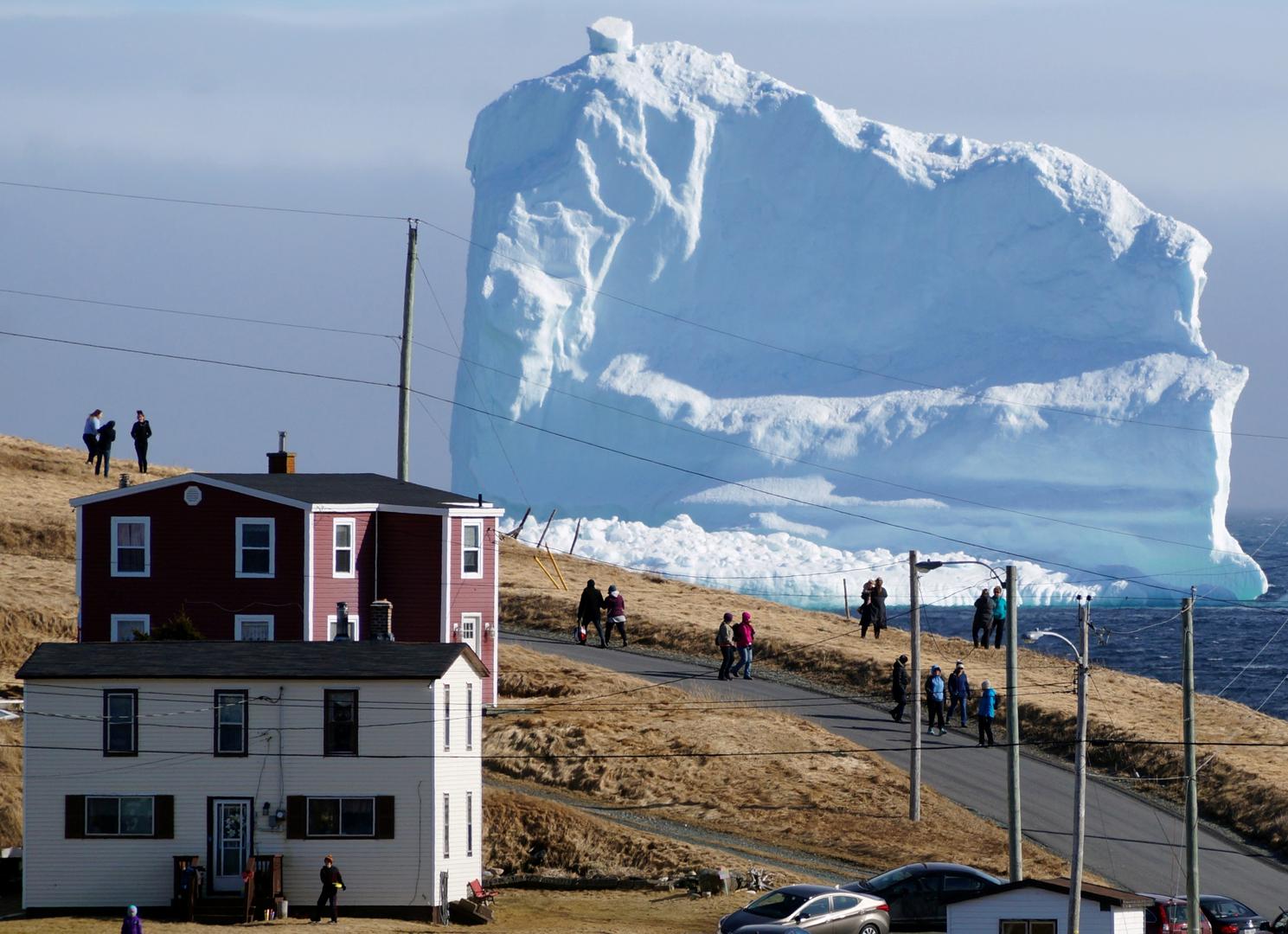 Stanovnici promatraju prolazak prvog ledenog brijega u sezoni duž kanadske Južne obale, poznate i kao “Aleja ledenog brijega”, 16. travnja 2017.