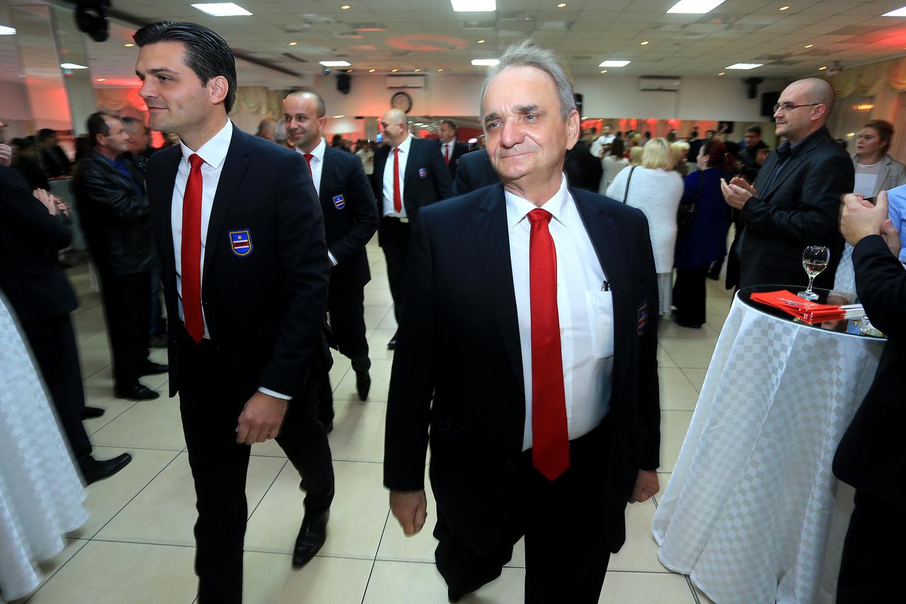 08.11.2015., Osijek - Izborni stozer HDSSB-a u svecanoj dvorani Kristal ispunjen clanovima koji su cekali dolazak predsjednistva. Dragan Vulin, Josip Salapic, Branimir Glavas. 