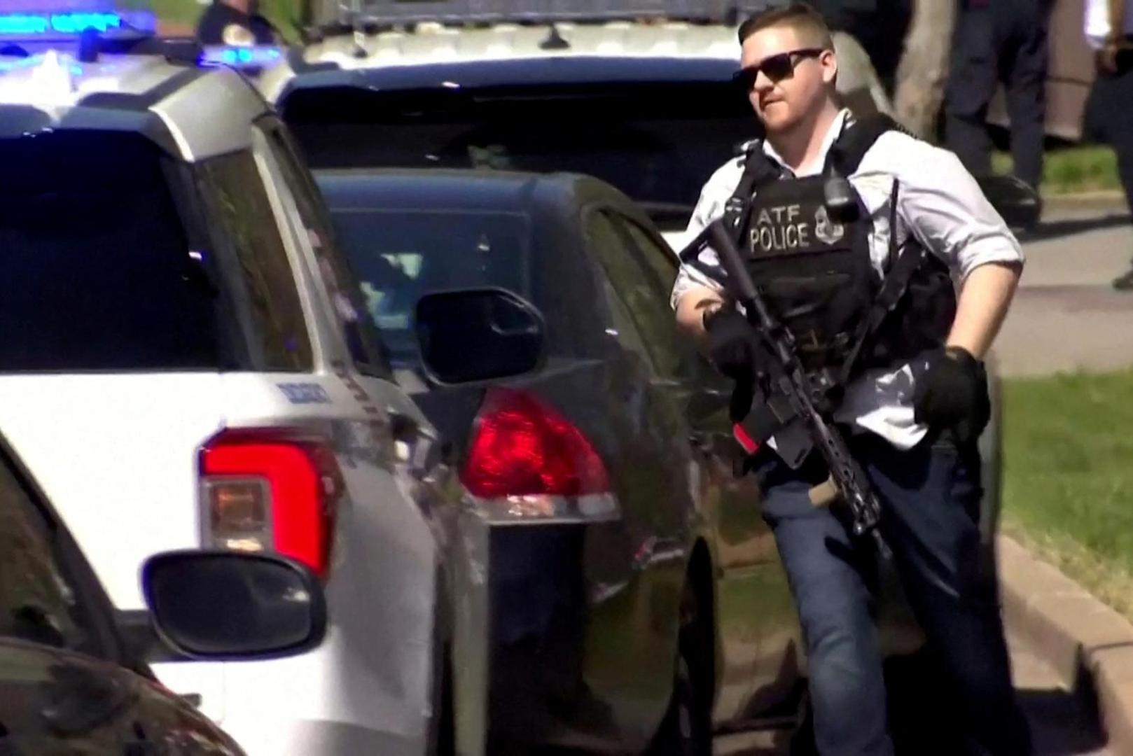 A law enforcement officer runs near the Covenant School after a shooting in Nashville, Tennessee, U.S. March 27, 2023 in a still image from video.  WKRN/NewsNation via REUTERS.  NO RESALES. NO ARCHIVES MANDATORY CREDIT Photo: WKRN/NEWSNATION/REUTERS