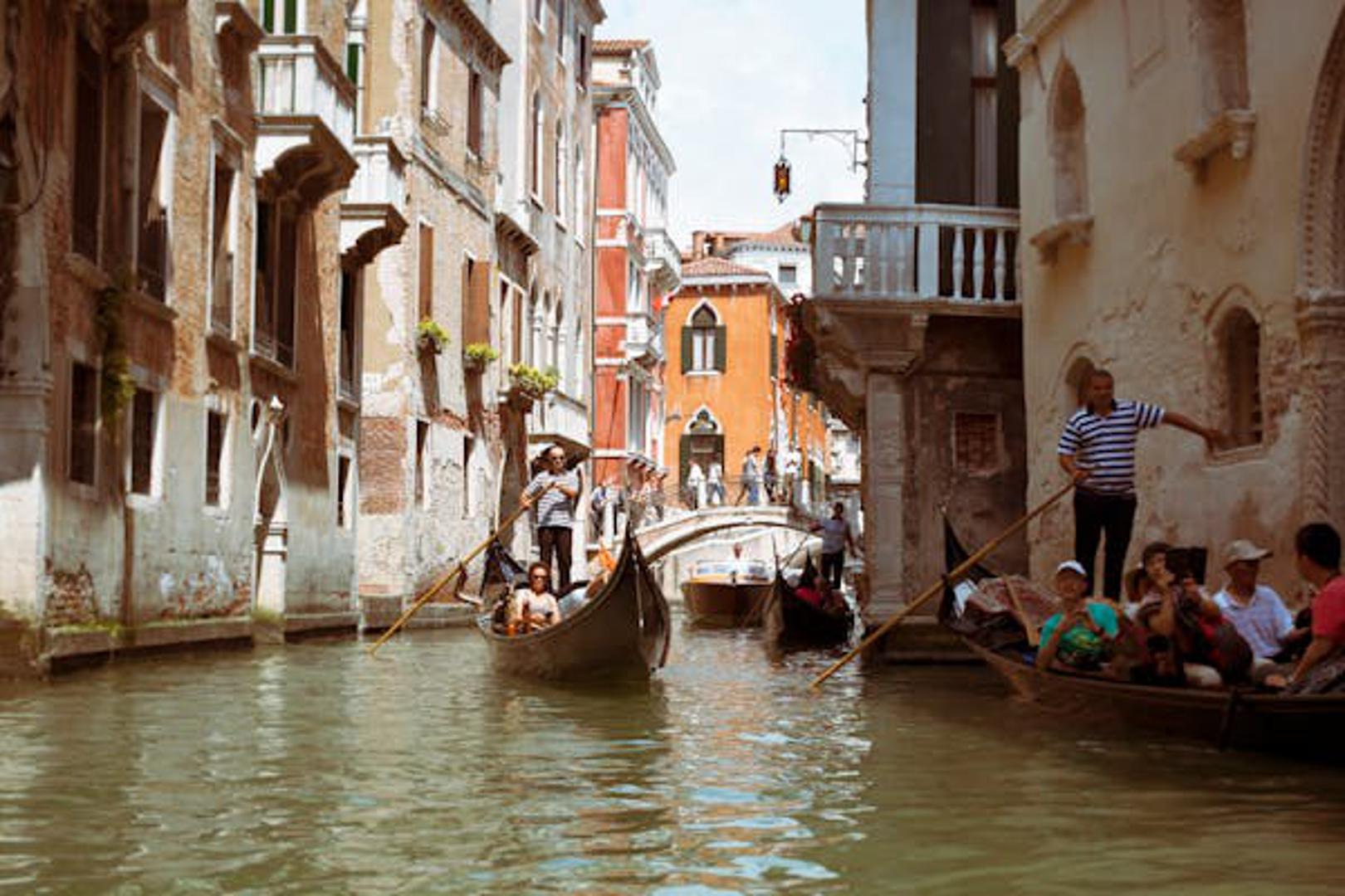 Novouvedena pristojba za turiste na jednodnevnom izletu u Veneciju gradu je donijela 975. 000 eura prihoda u prvih 11 dana pokusnog razdoblja.