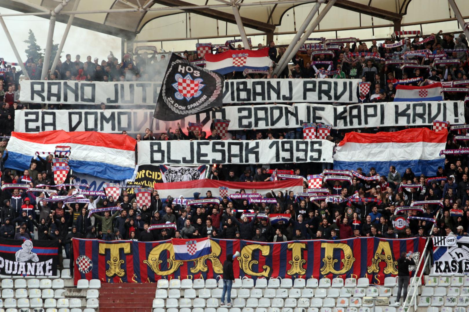 A Torcida se prisjetila akcije Bljesak te donijela transparent na kojem je pisalo "Rano jutro, svibanj prvi za domovinu do zadnje kapi krvi". Navijači Hajduka pjevali su "Moja domovina".