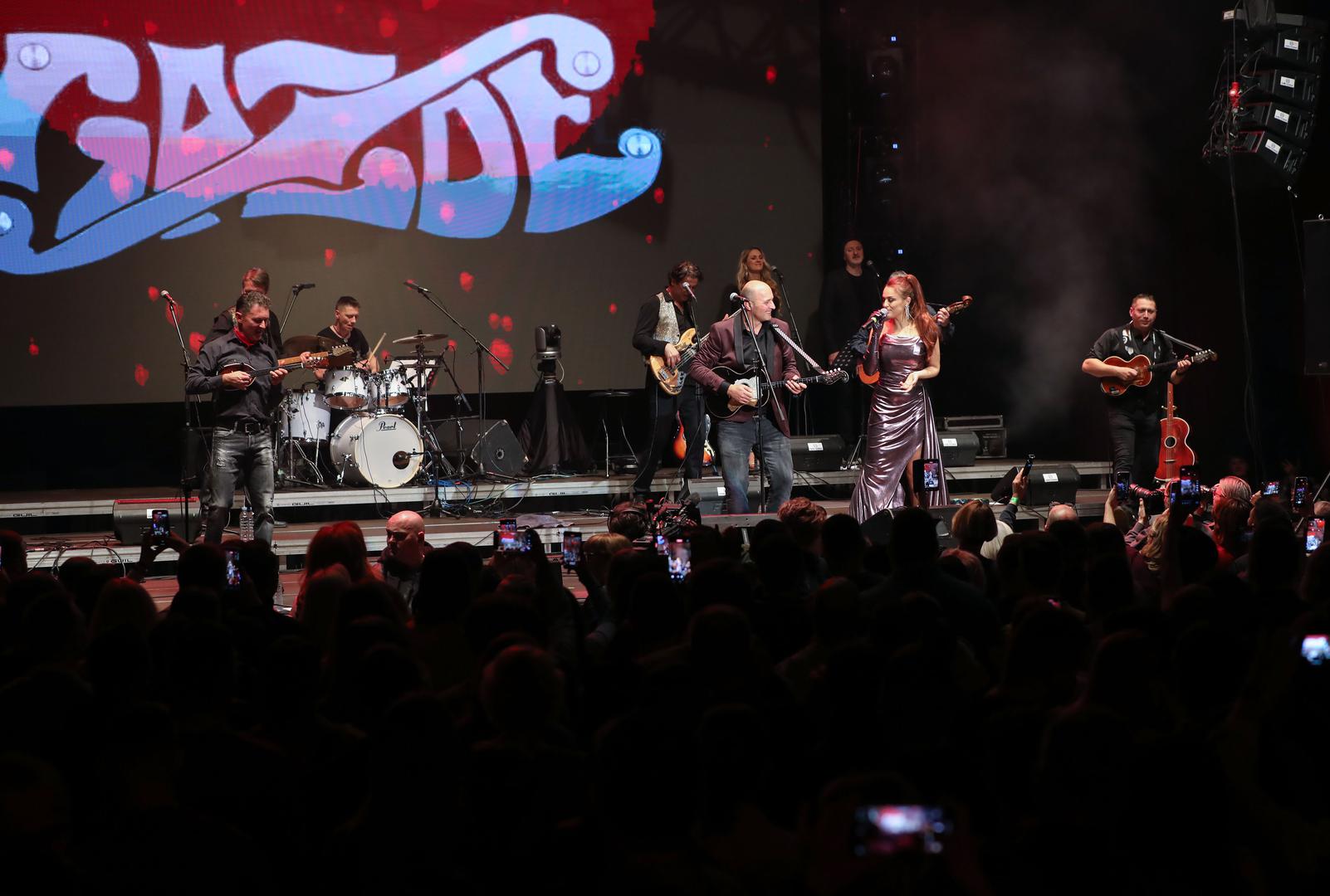 Sastav Gazde je osnovan u Zagrebu, točnije predgrađu Markuševec, a osnovali su ga kvartovski mladići Marko Bujanović, Silvio Šimunković, Vladimir Kota, Mario Kršić, Damir Popović i Robert Šerić