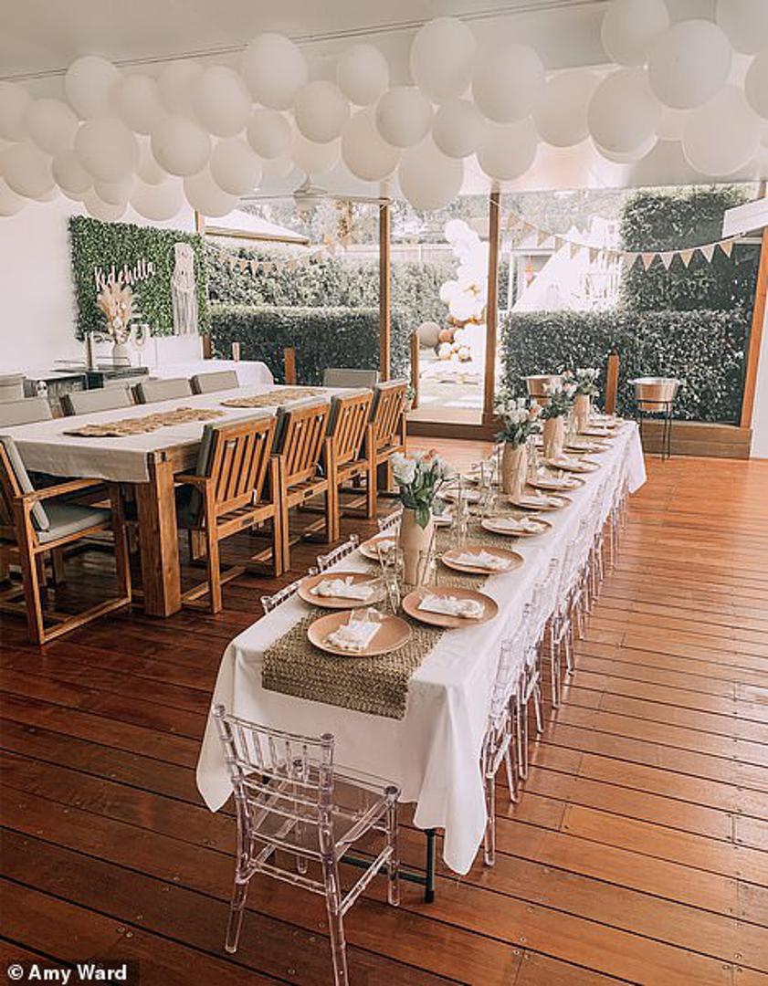 Amy je dekoracije za stolove kupila jako jeftino, a neke je i sama izradila. Kaže za sebe da ima odlično oko za detalje pa je sama osmislila način dekoracije.