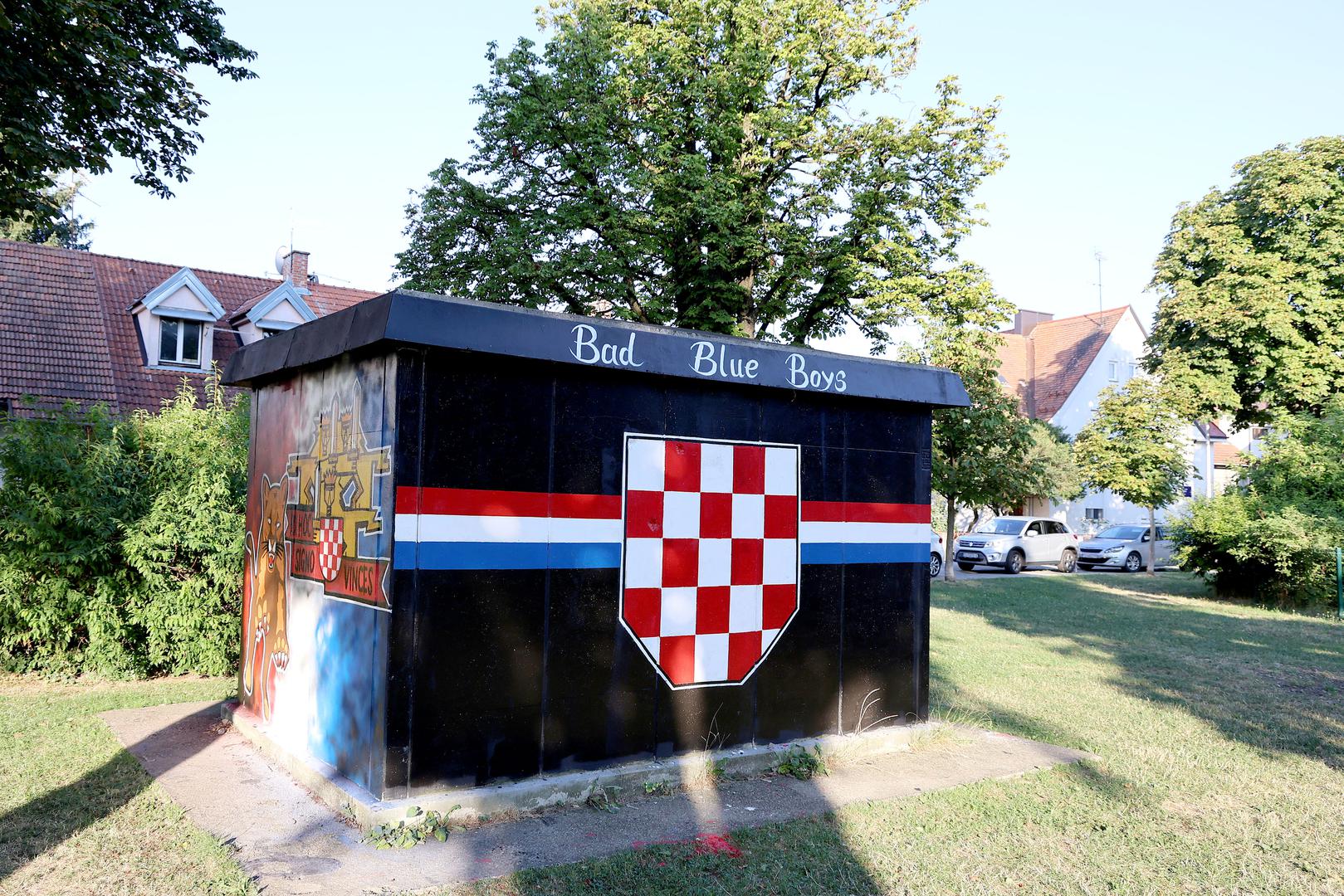 A napravljen je prema fotografiji Večernjakovog fotoreportera Josipa Bistrovića koji je u Knin ušao zajedno s hrvatskom vojskom.