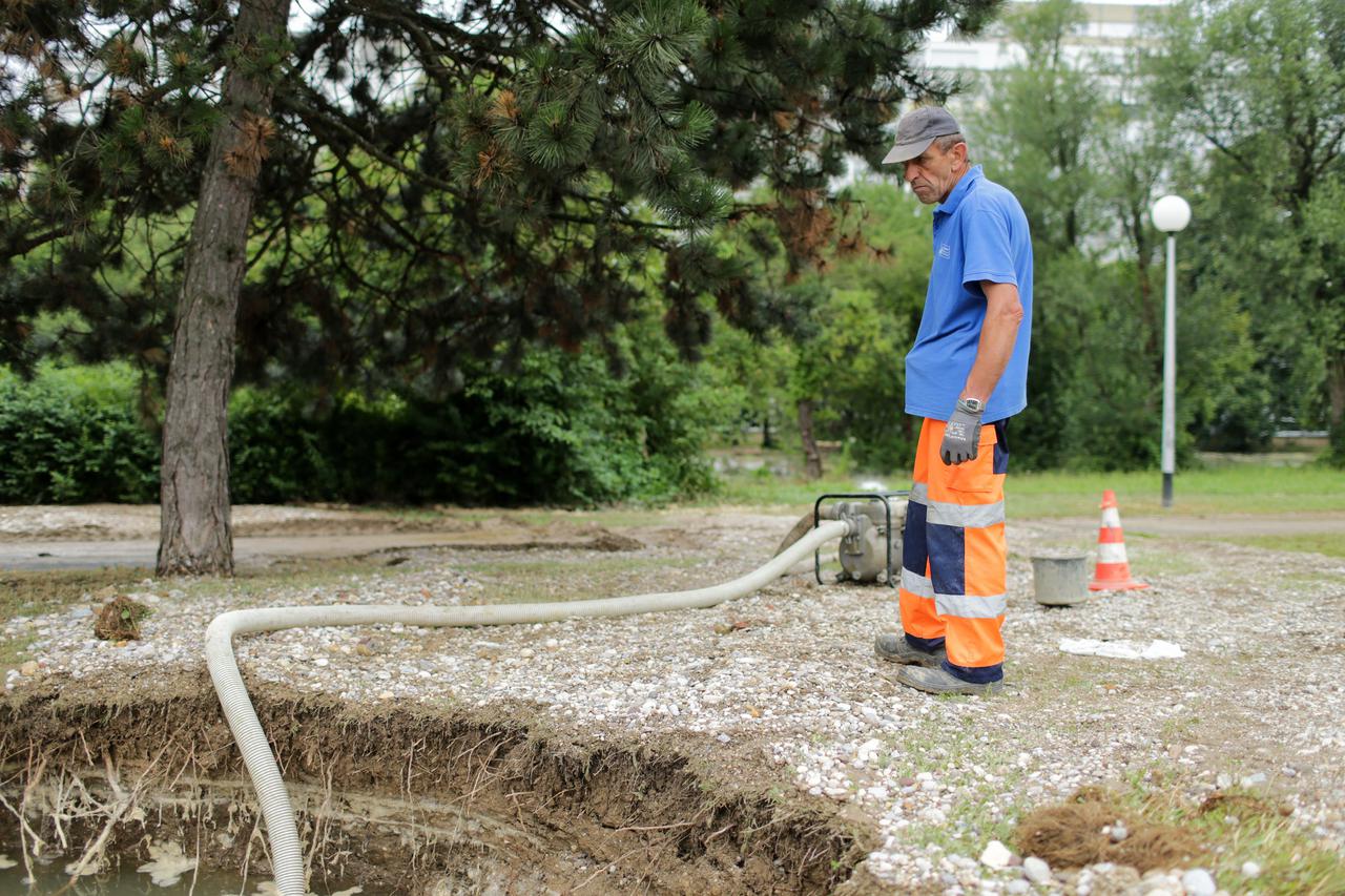 Novi Zagreb bez vode - Poplavljen dio Sarajevske zbog puknuća vodovodne cijevi