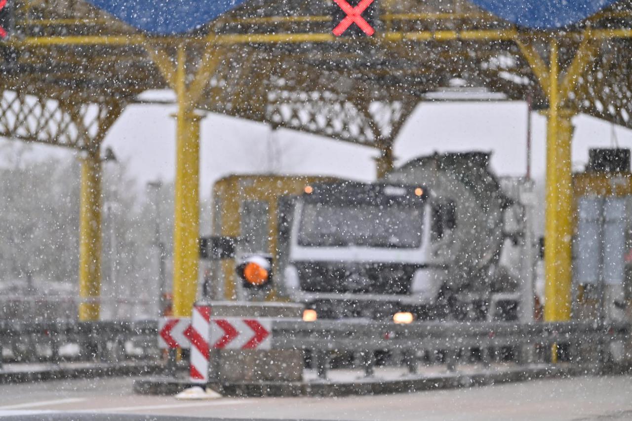 Na području Dalmatinske zagore od jutros pada snijeg